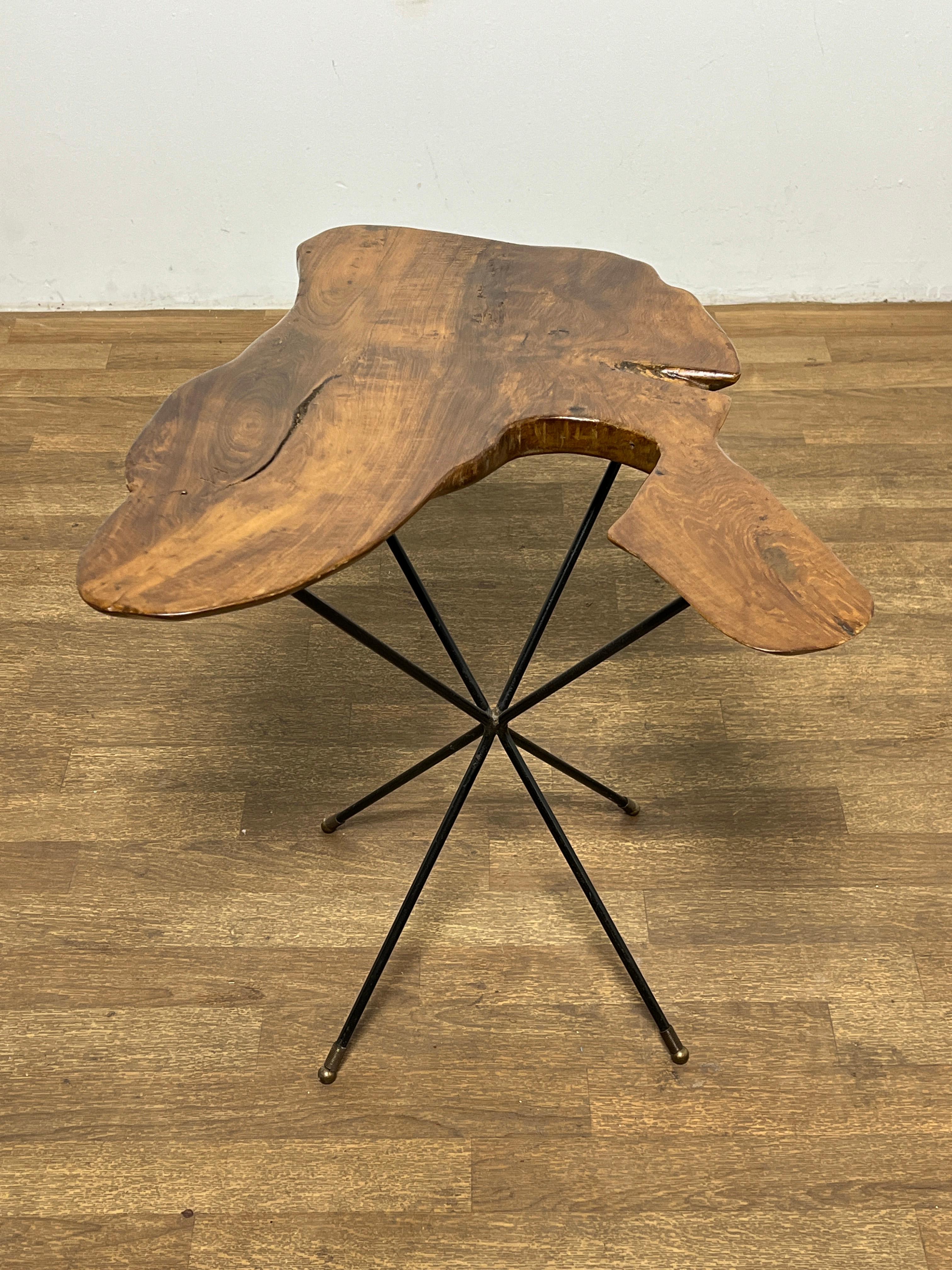 Freie Kante Biomorpher MId-Century-Beistelltisch aus Nussbaumholz Ca. 1970er Jahre (amerikanisch) im Angebot