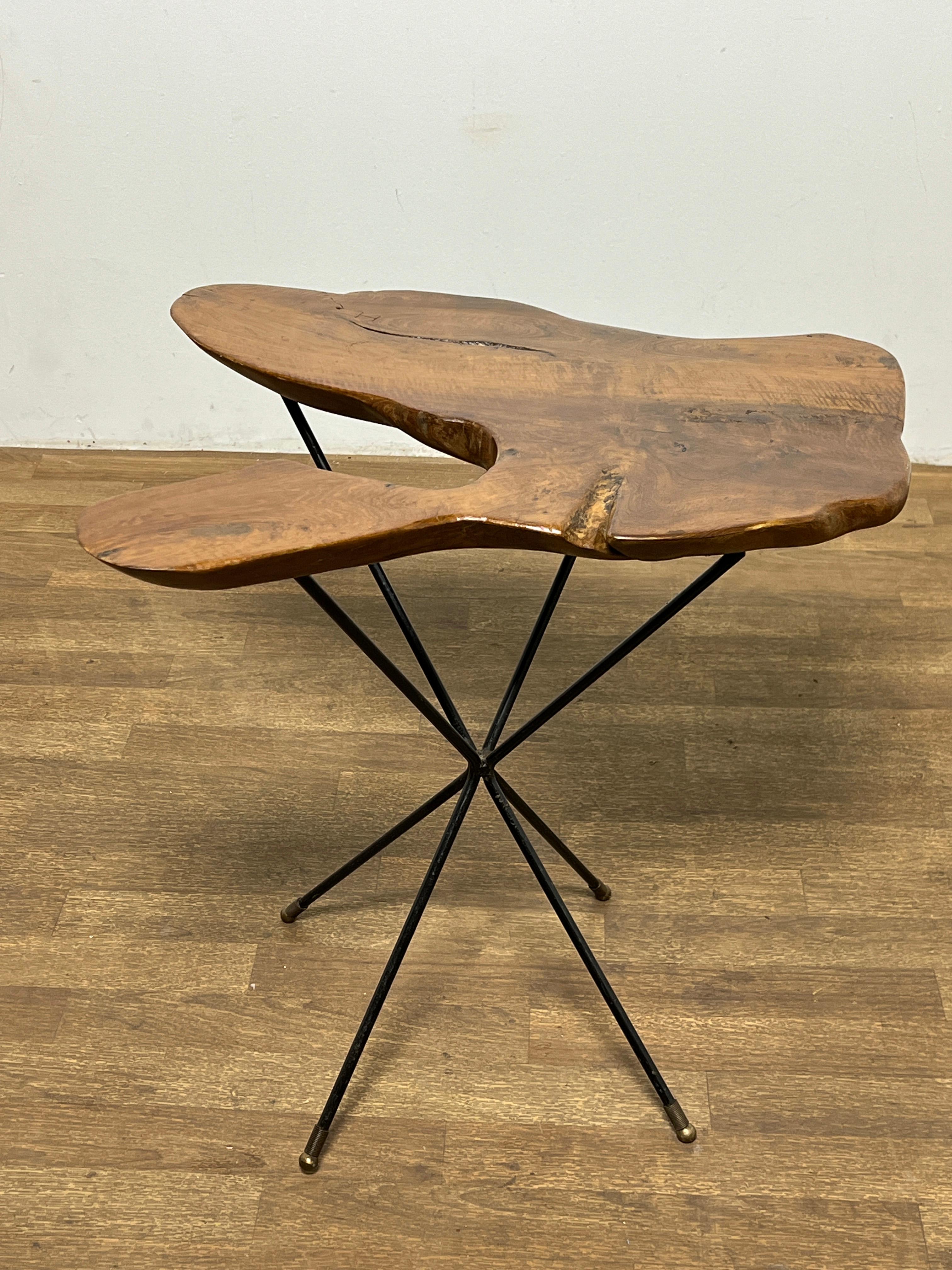 Freie Kante Biomorpher MId-Century-Beistelltisch aus Nussbaumholz Ca. 1970er Jahre im Zustand „Gut“ im Angebot in Peabody, MA