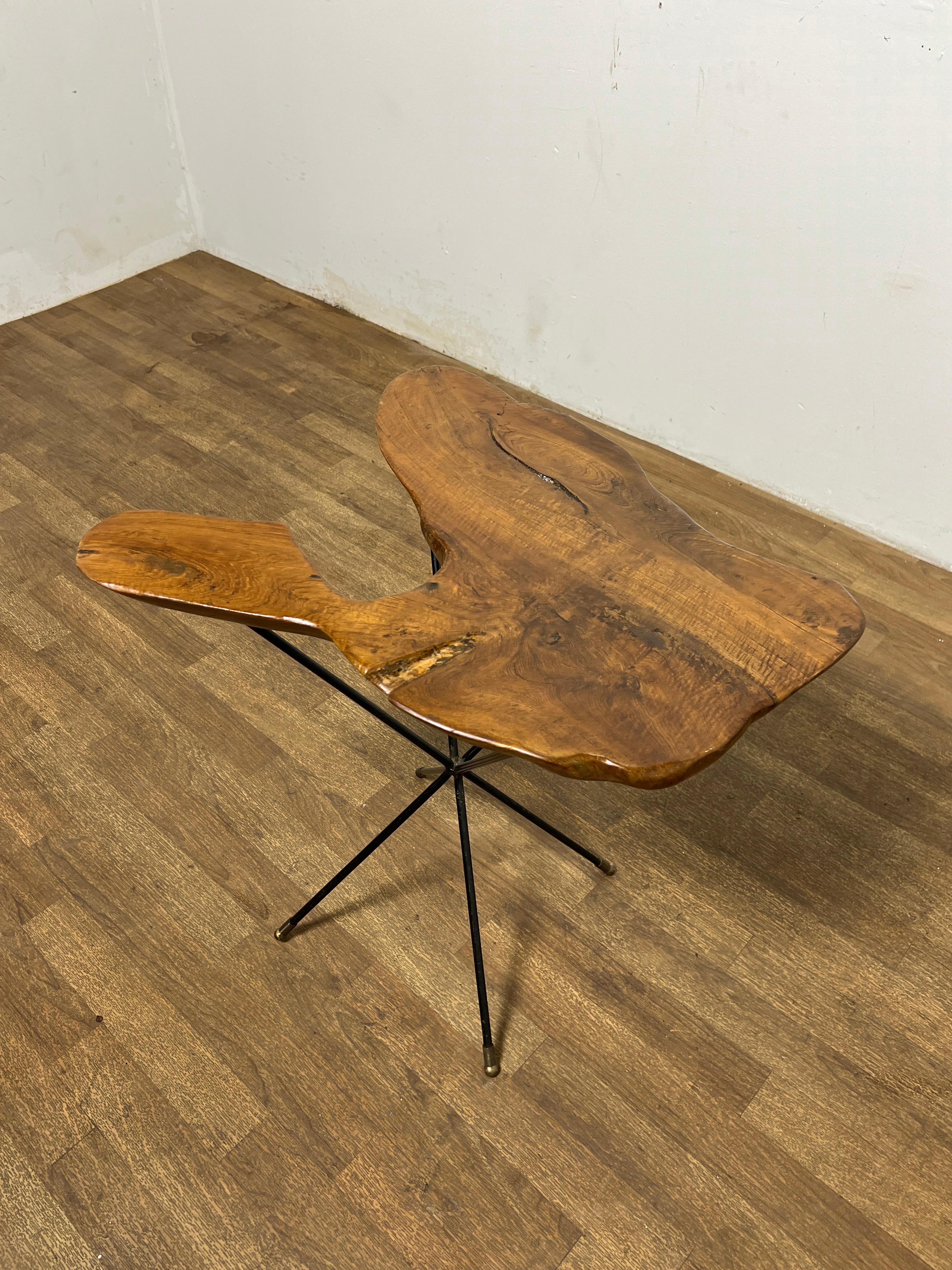 Freie Kante Biomorpher MId-Century-Beistelltisch aus Nussbaumholz Ca. 1970er Jahre (Ende des 20. Jahrhunderts) im Angebot