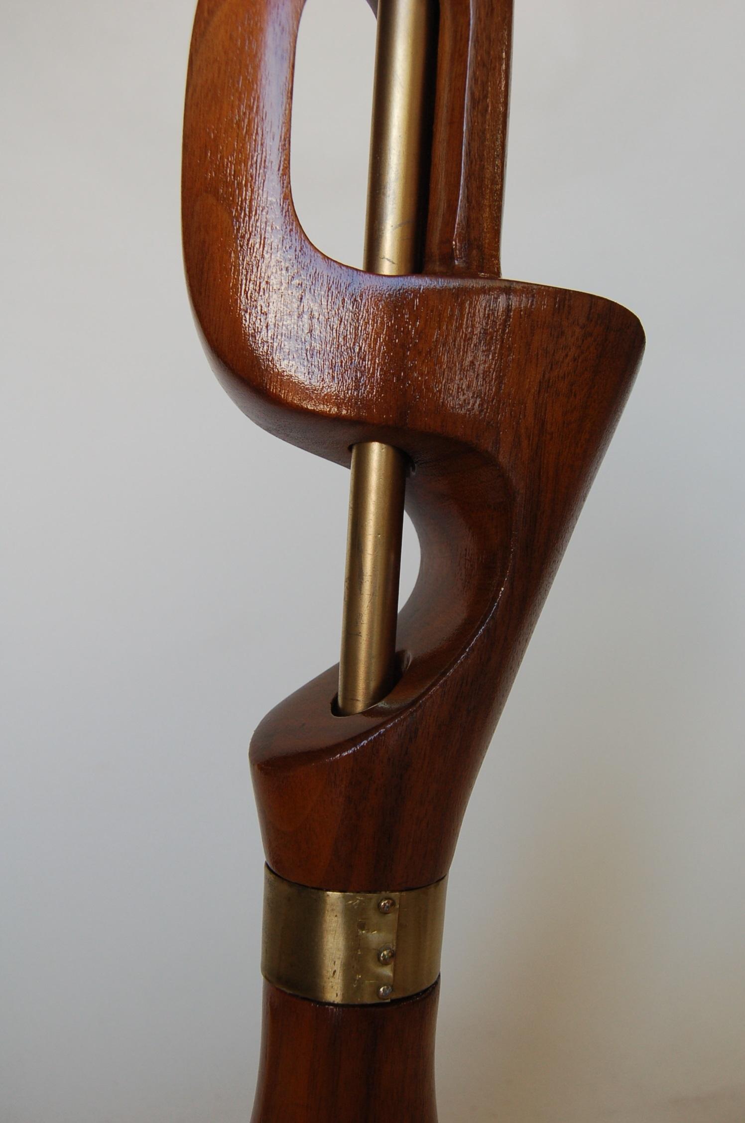 Americano Lampada da tavolo astratta a forma libera in mogano intagliato con accenti in ottone, Jascha Heifetz in vendita