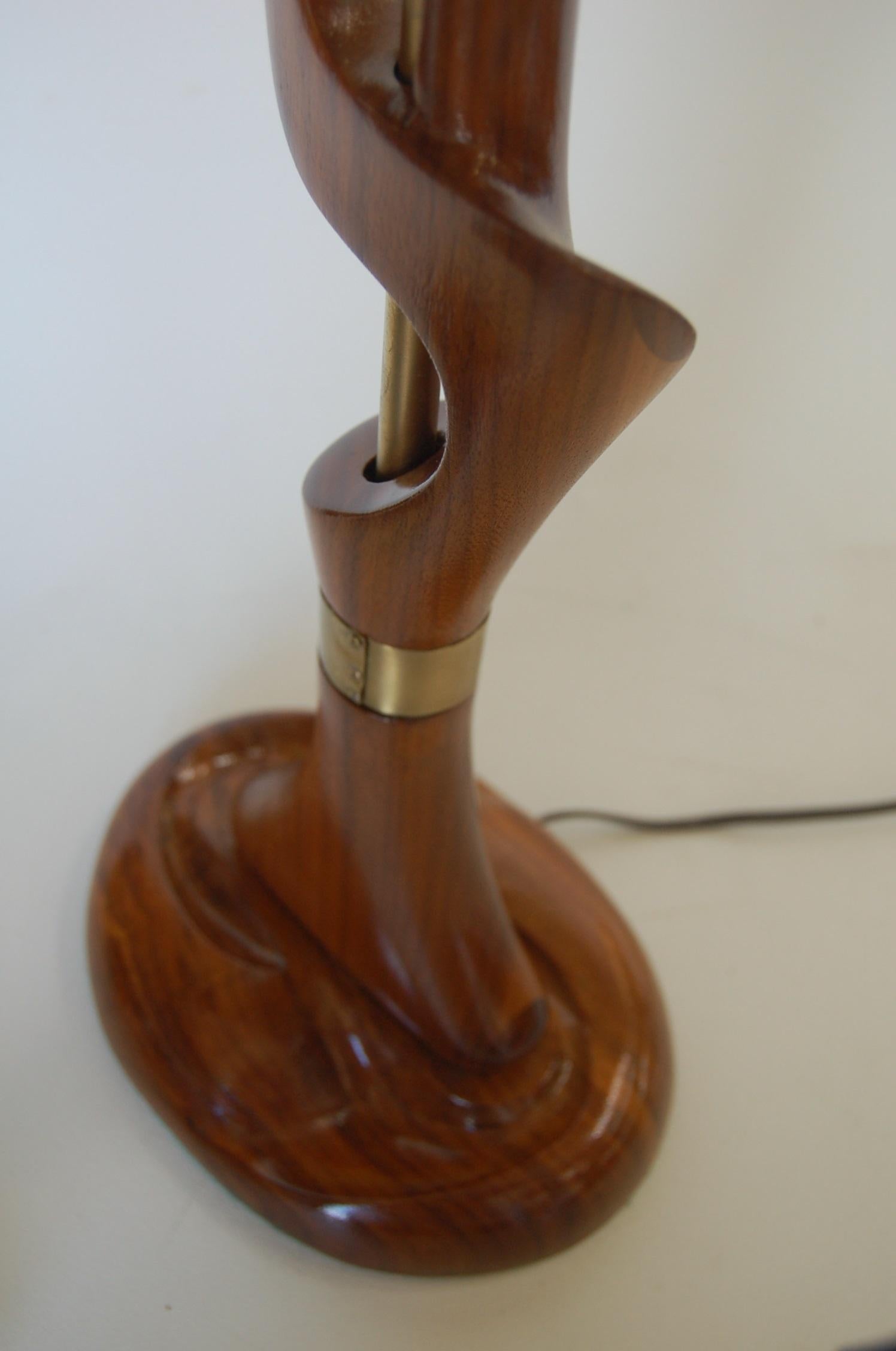 Freeform Abstract Carved Mahogany Table Lamp with Brass Accents, Jascha Heifetz In Excellent Condition For Sale In Van Nuys, CA