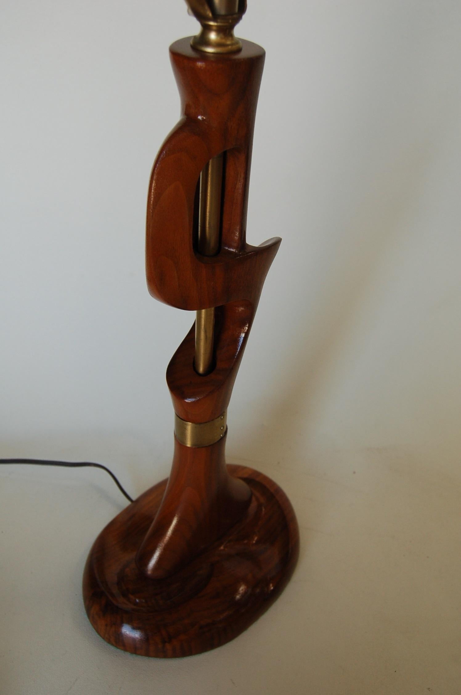 Abstrakte geschnitzte Mahagoni-Tischlampe mit Messing-Akzenten, Jascha Heifetz im Zustand „Hervorragend“ im Angebot in Van Nuys, CA