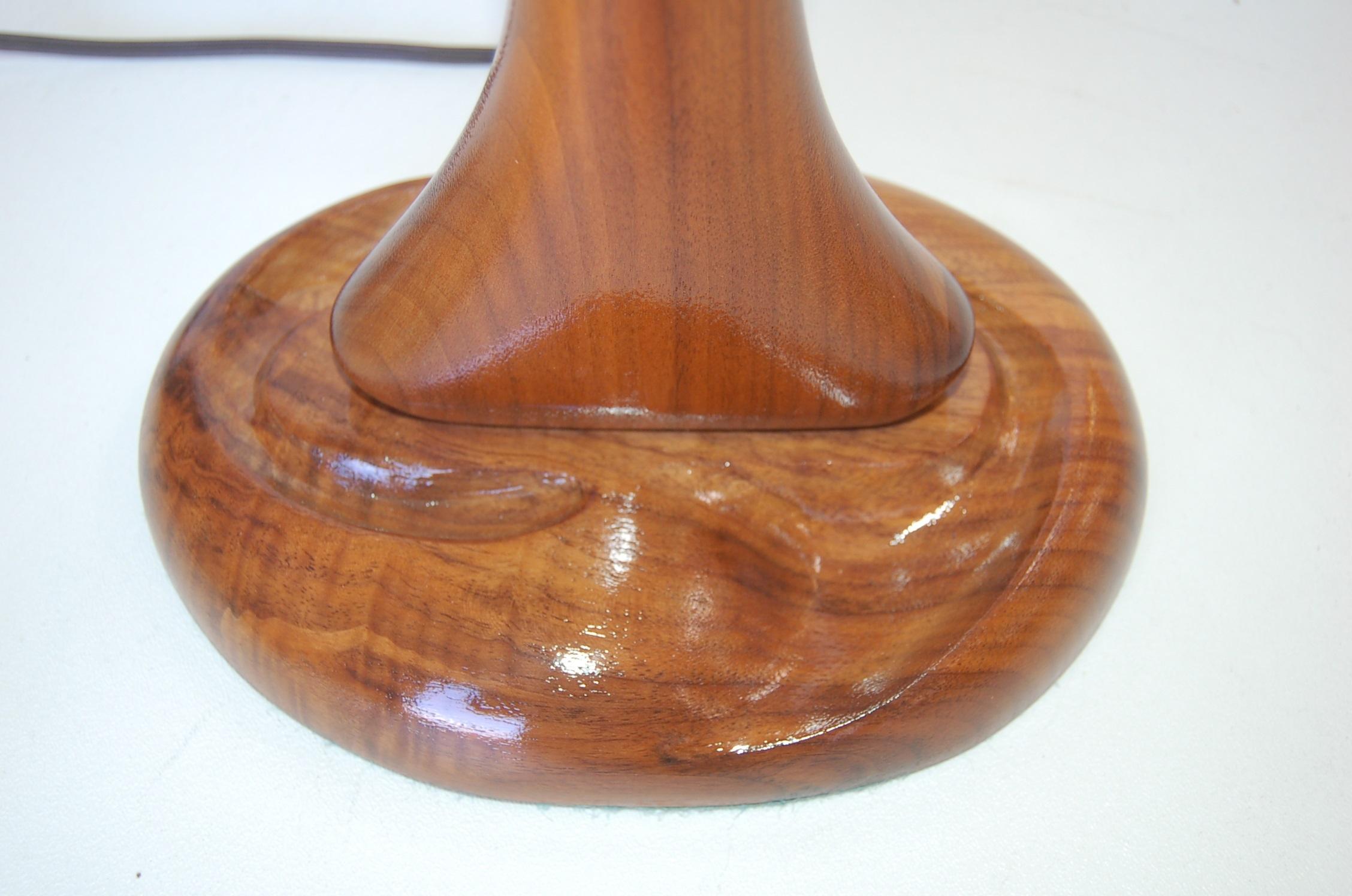 Mogano Lampada da tavolo astratta a forma libera in mogano intagliato con accenti in ottone, Jascha Heifetz in vendita
