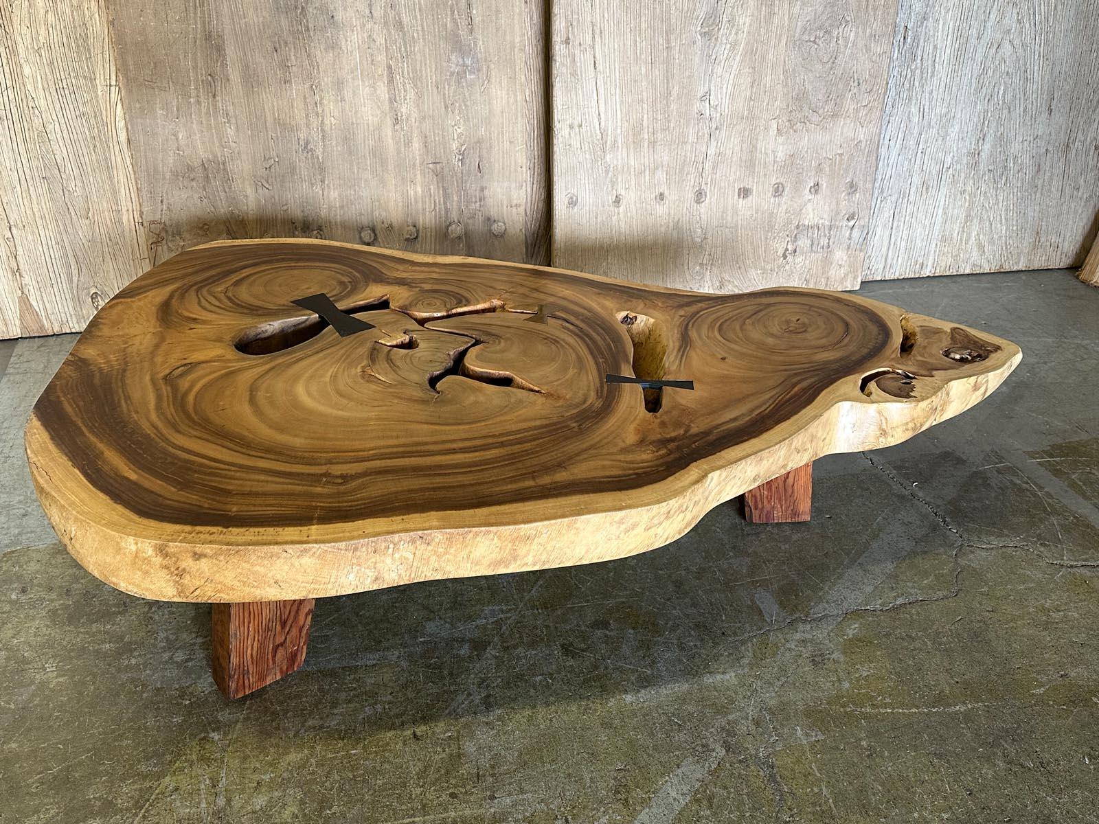 Cette table basse est constituée d'une plaque de forme libre en bois d'Albezia qui présente une gamme de couleurs et de tons magnifiques. Nous avons ajouté un mariposa en fer, un papillon. Le plateau très épais et la construction solide en font une