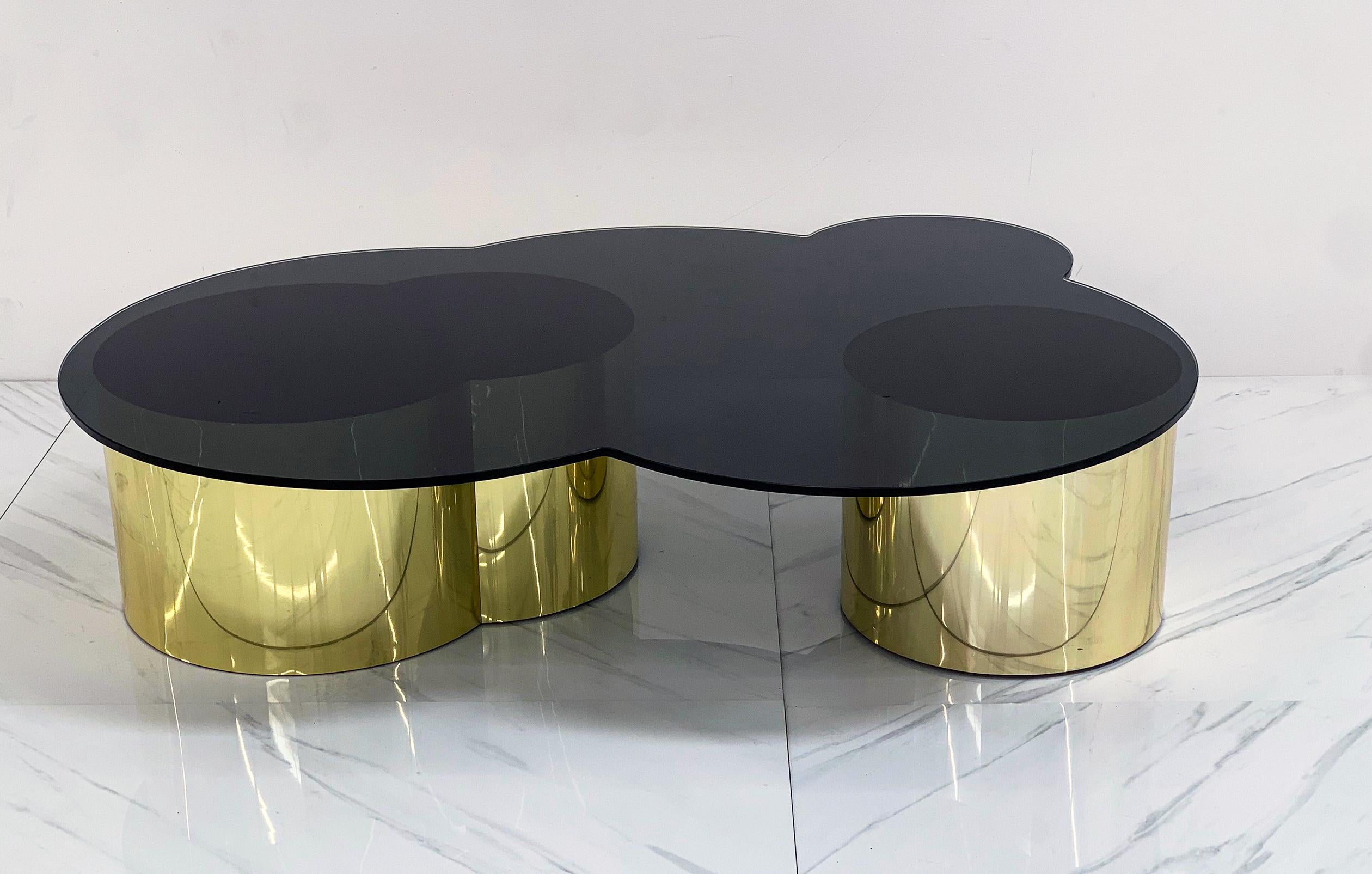 Laiton Table basse de forme libre en laiton et verre biomorphique, années 1970 en vente