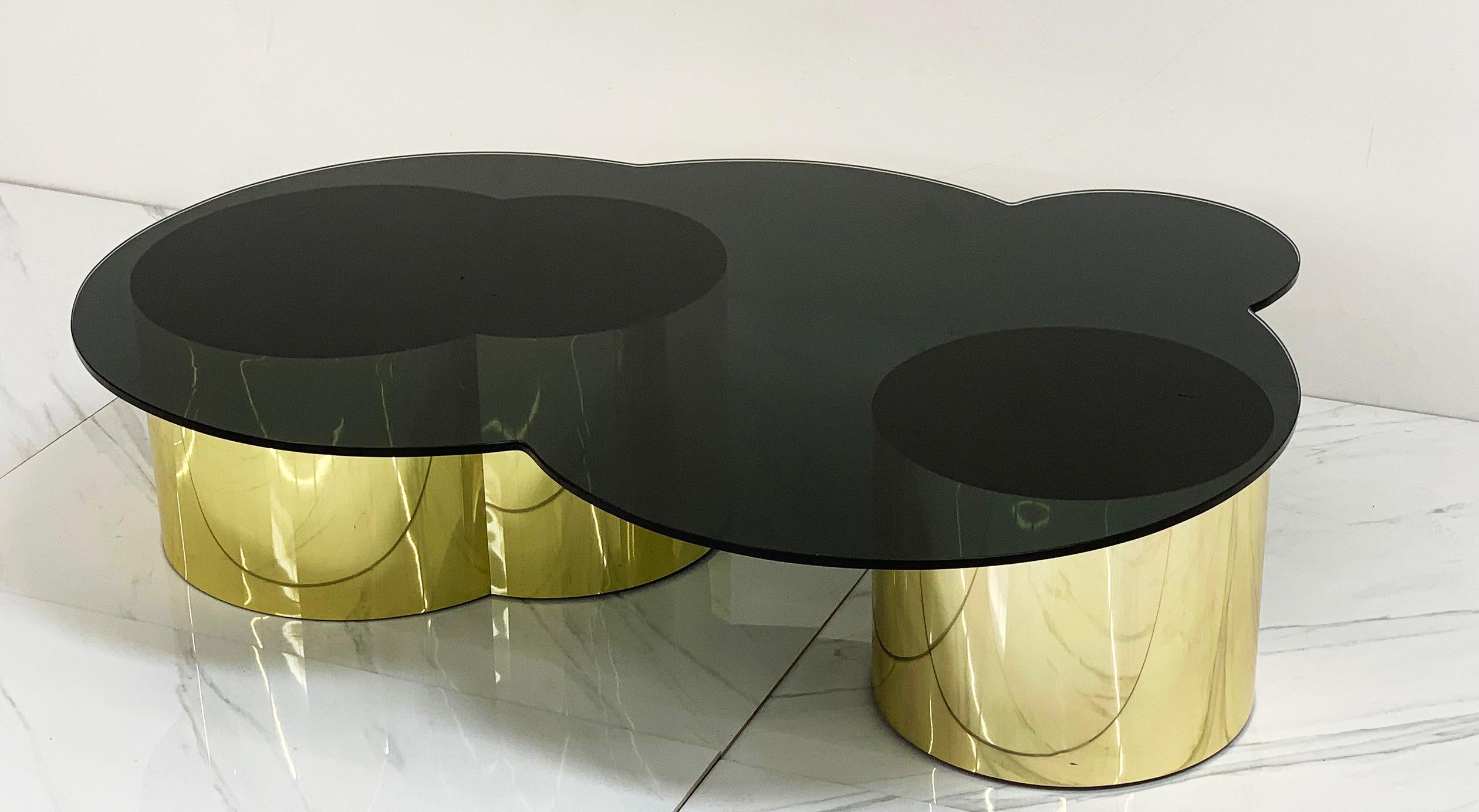 Table basse de forme libre en laiton et verre biomorphique, années 1970 en vente 2