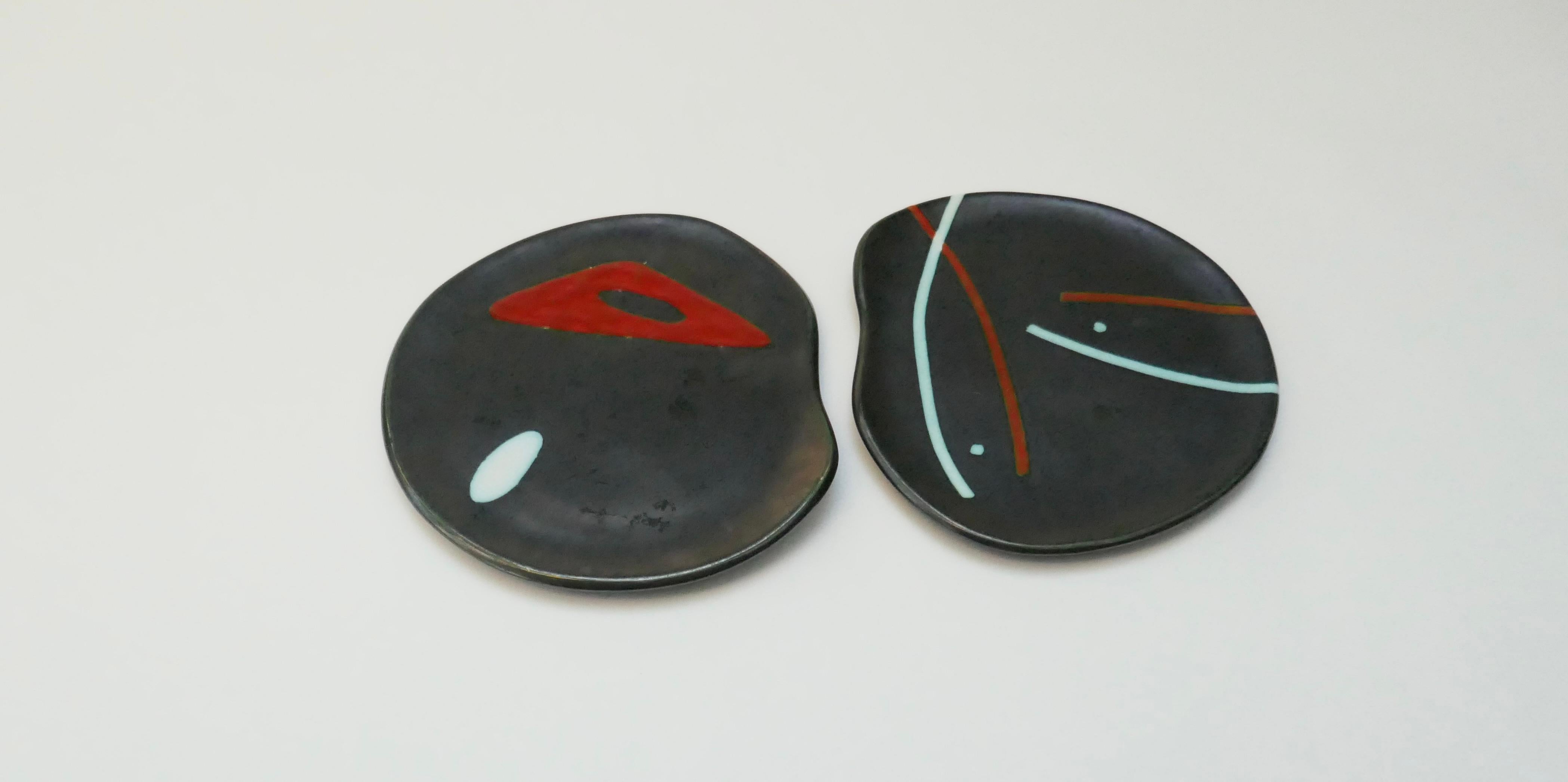 Free form Ceramic plates/dish or plaques by Peter and Denise Orlando, France 1960s. 
Glazed in black with abstract and geometric decoration engraved and over-glazed in shiny terracotta and light blue. Heavy ceramic characteristic of the work of D &