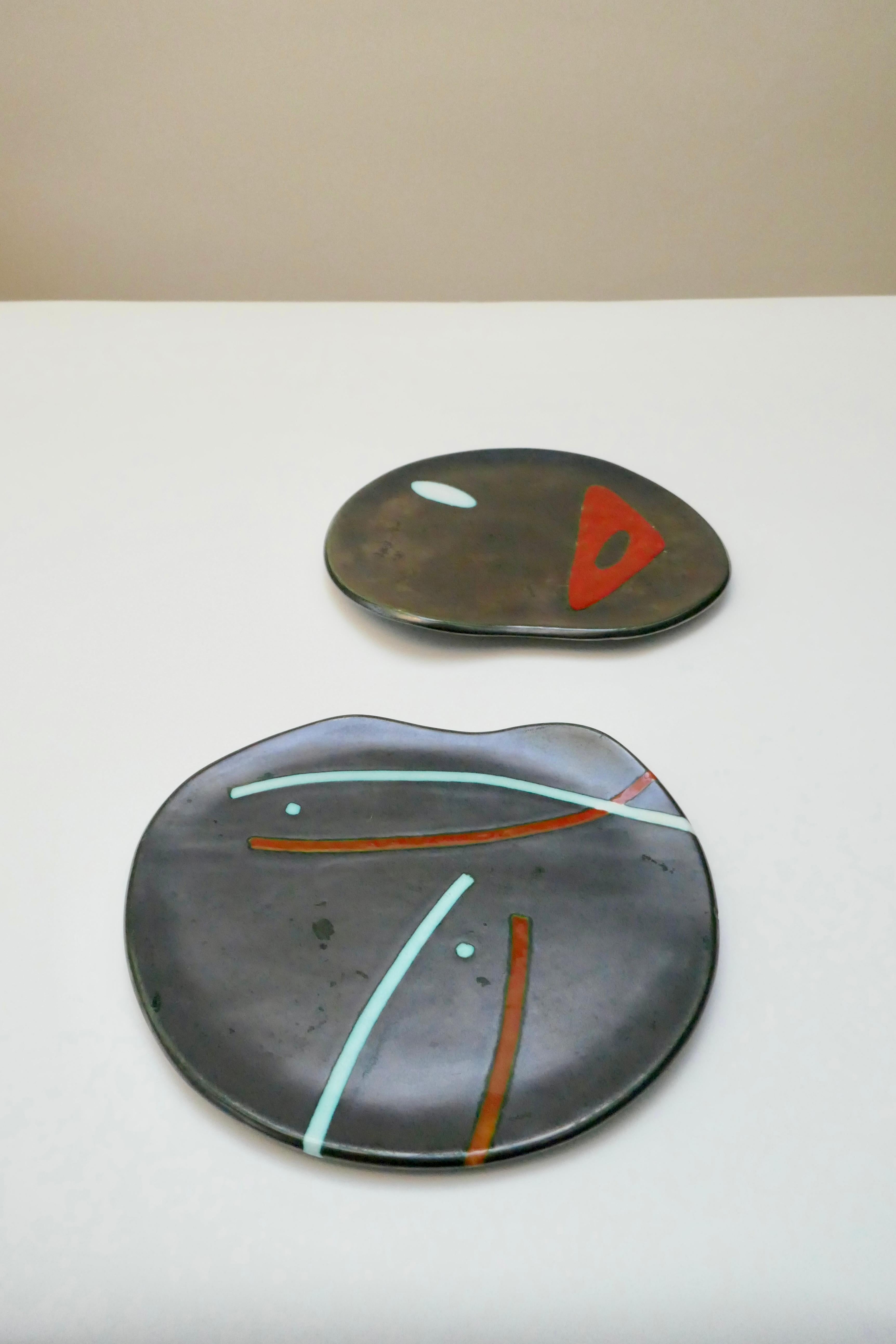 Platos/Plaques de cerámica negra de forma libre de Peter Orlando, Francia, años 60 mediados del siglo XX en venta