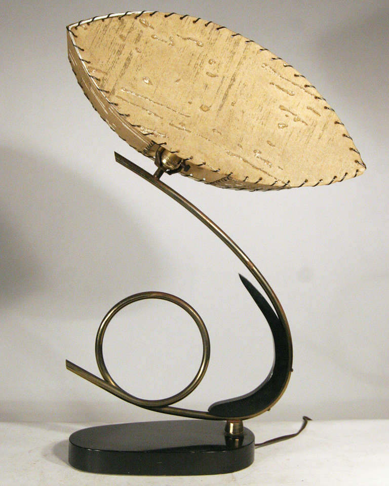 Mid-Century Modern Lampe de table Cobra de forme libre en laque noire et laiton enroulé en vente