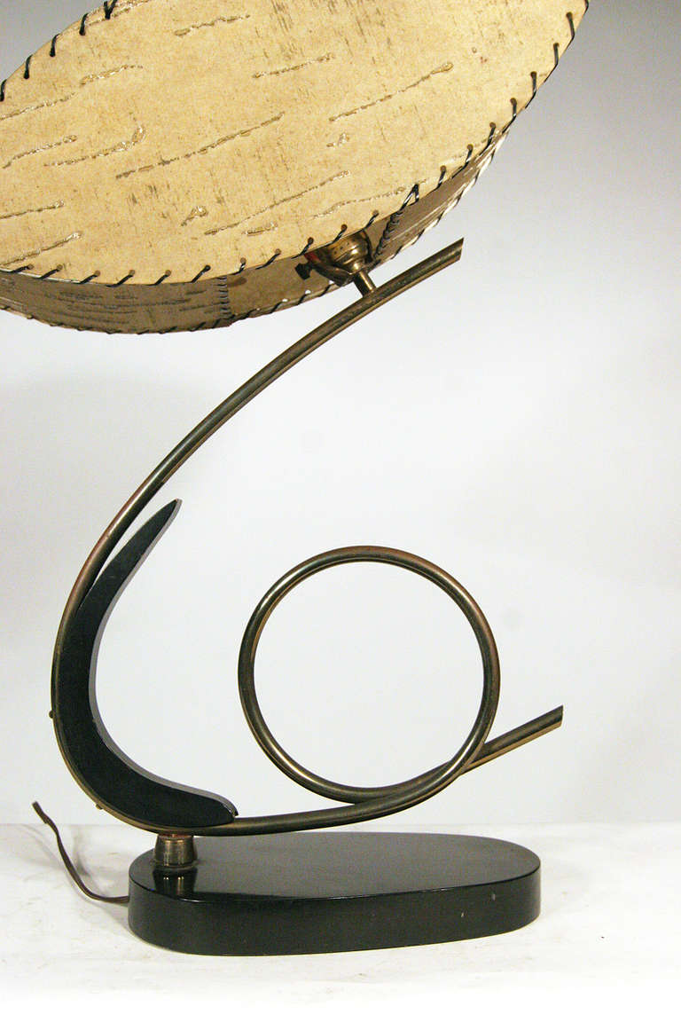 Américain Lampe de table Cobra de forme libre en laque noire et laiton enroulé en vente
