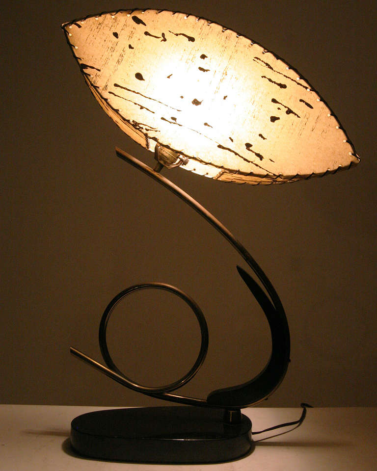Milieu du XXe siècle Lampe de table Cobra de forme libre en laque noire et laiton enroulé en vente