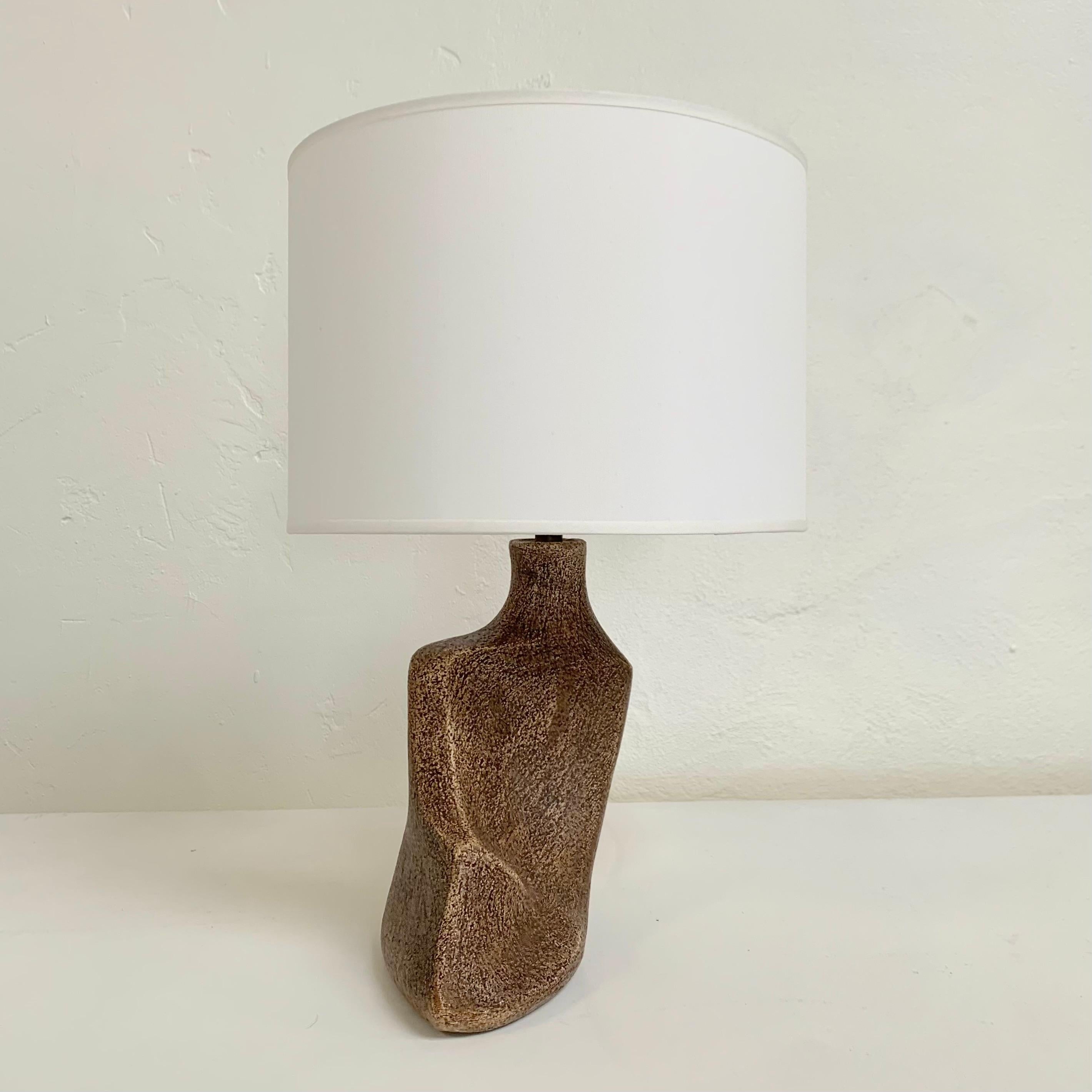 Keramik-Tischlampe in freier Form, um 1960, Frankreich. im Angebot 3