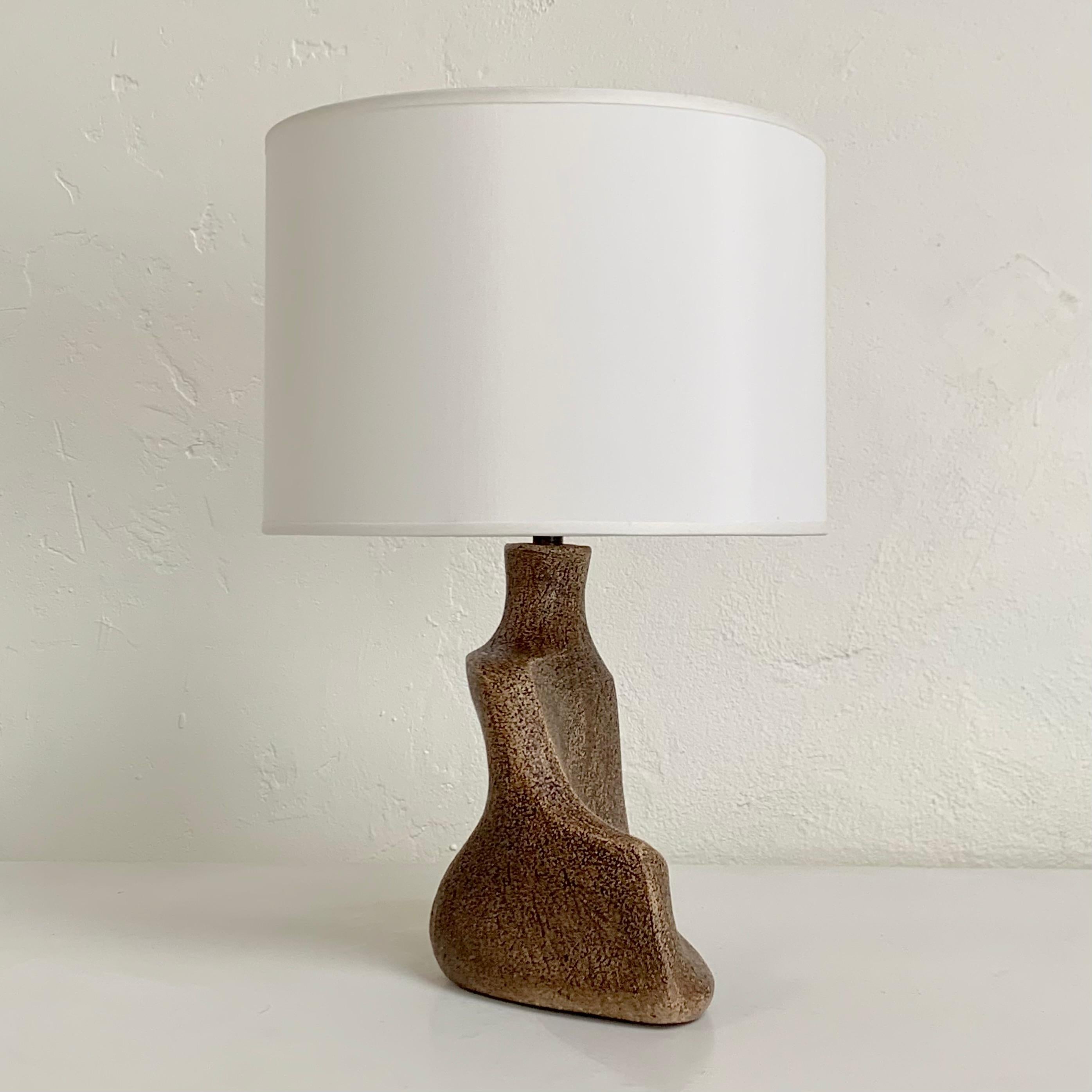 Keramik-Tischlampe in freier Form, um 1960, Frankreich. im Angebot 4