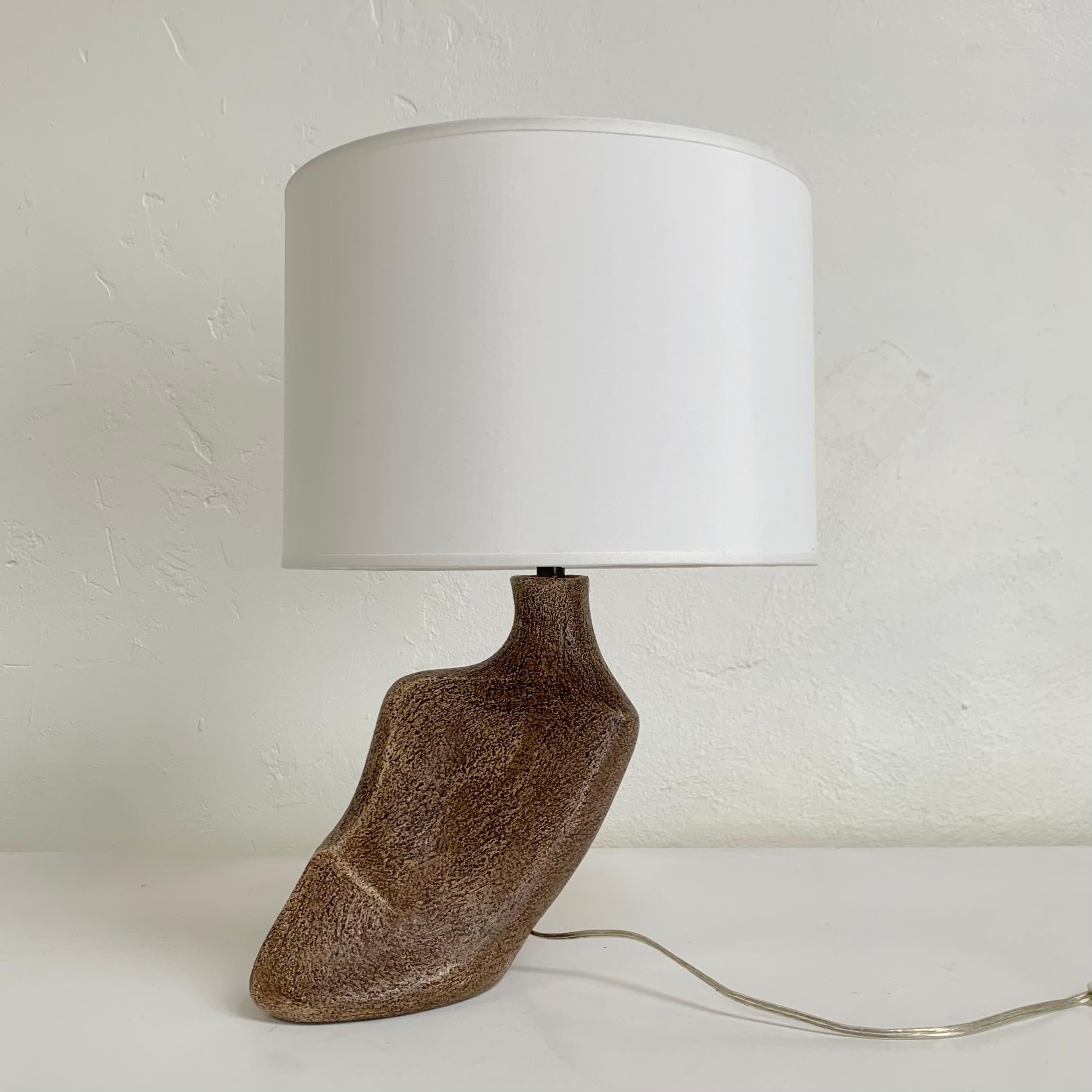 Keramik-Tischlampe in freier Form, um 1960, Frankreich. im Angebot 5