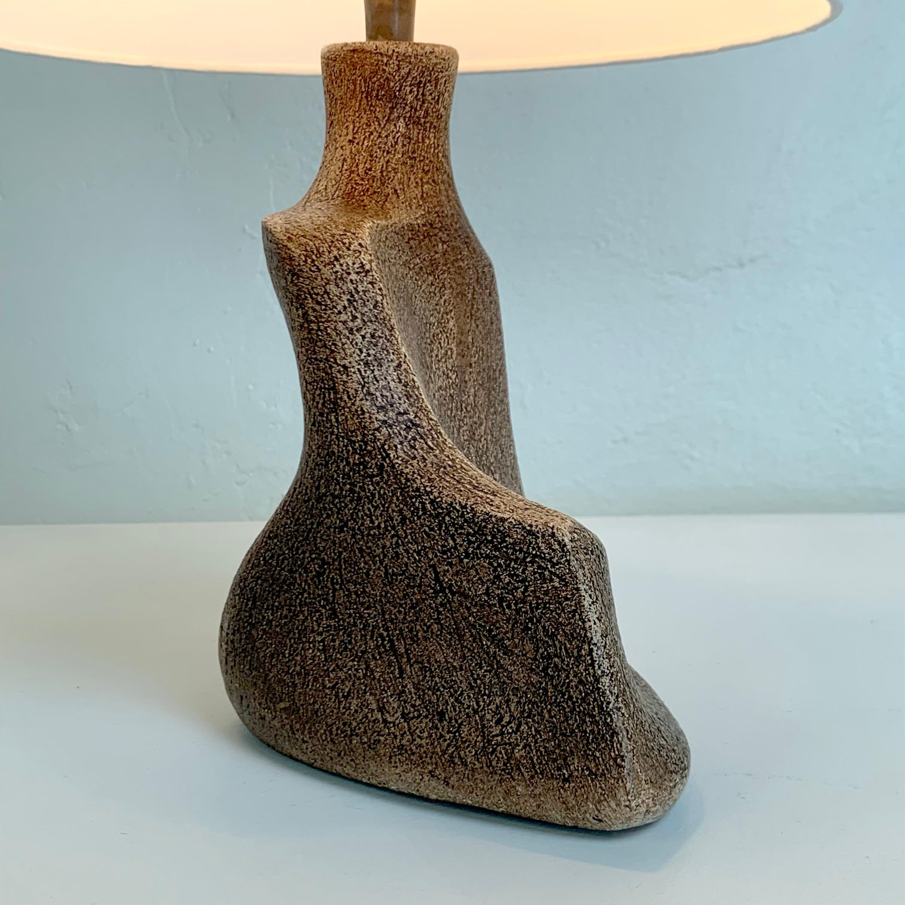 Keramik-Tischlampe in freier Form, um 1960, Frankreich. im Angebot 7