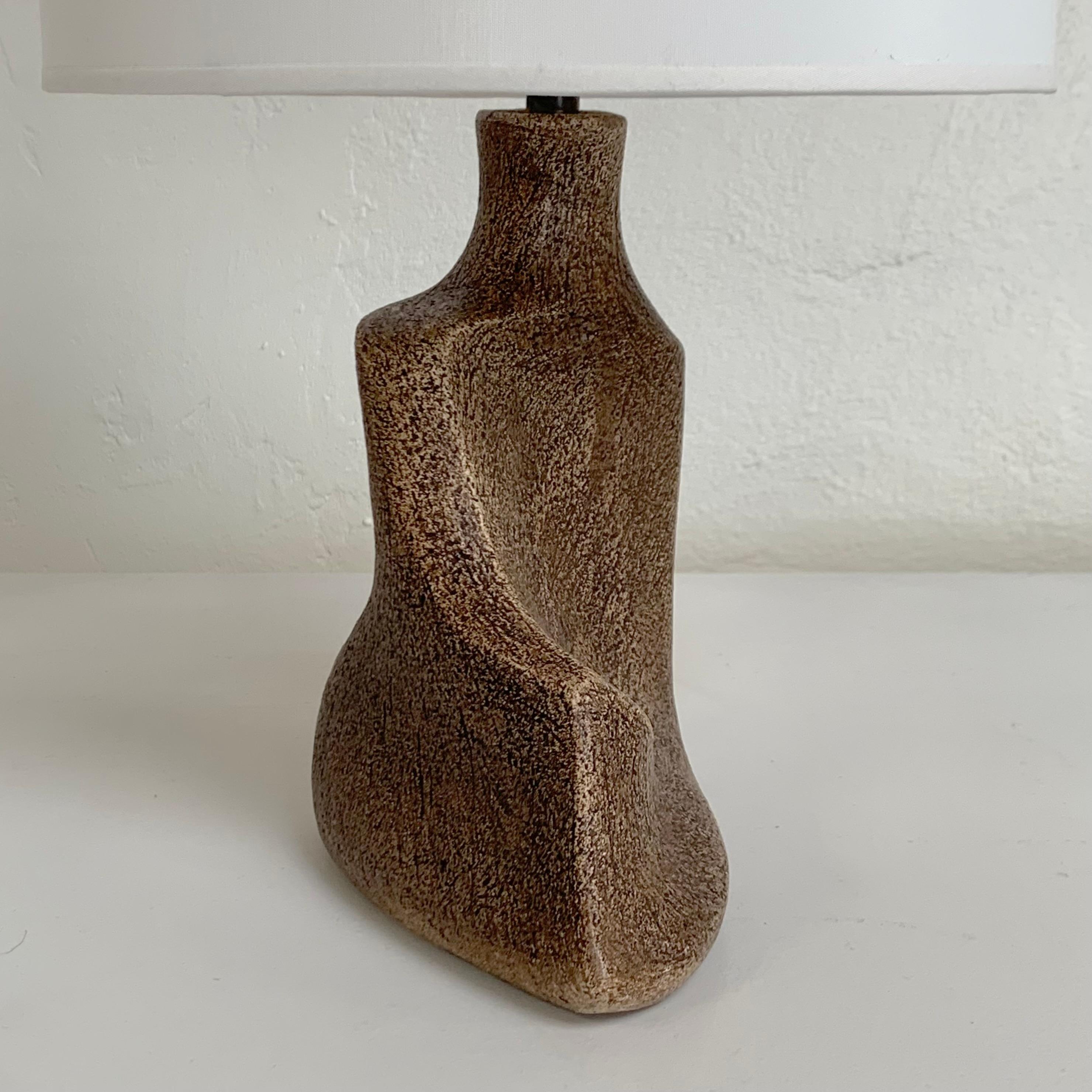 Keramik-Tischlampe in freier Form, um 1960, Frankreich. im Angebot 8