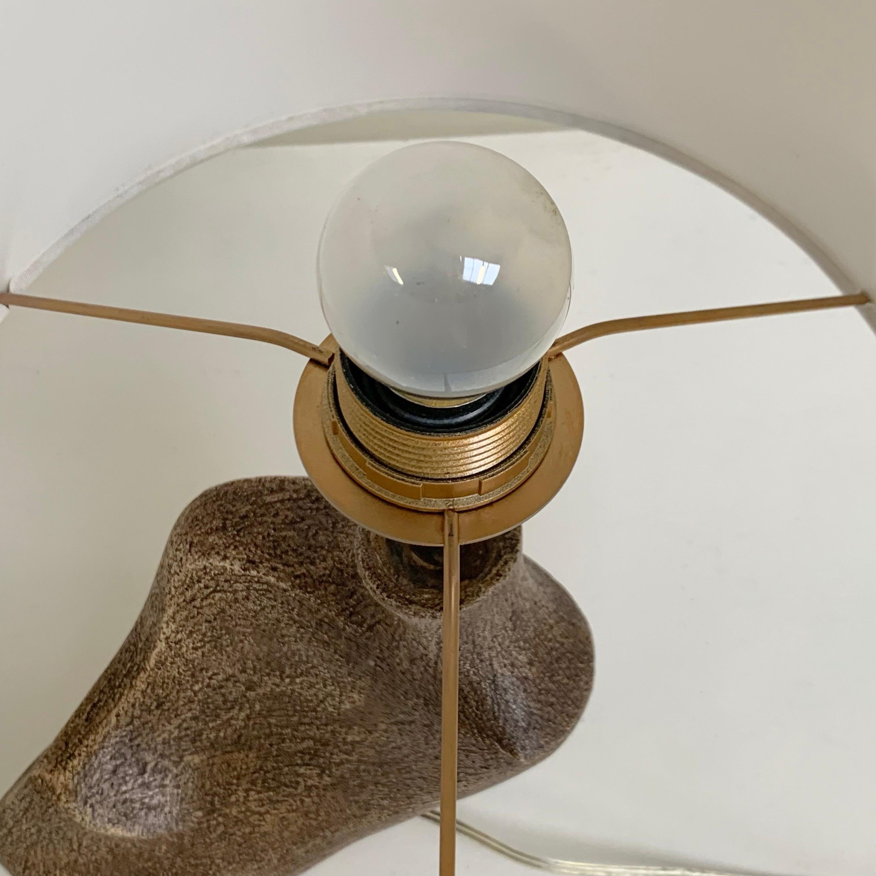 Keramik-Tischlampe in freier Form, um 1960, Frankreich. im Angebot 9