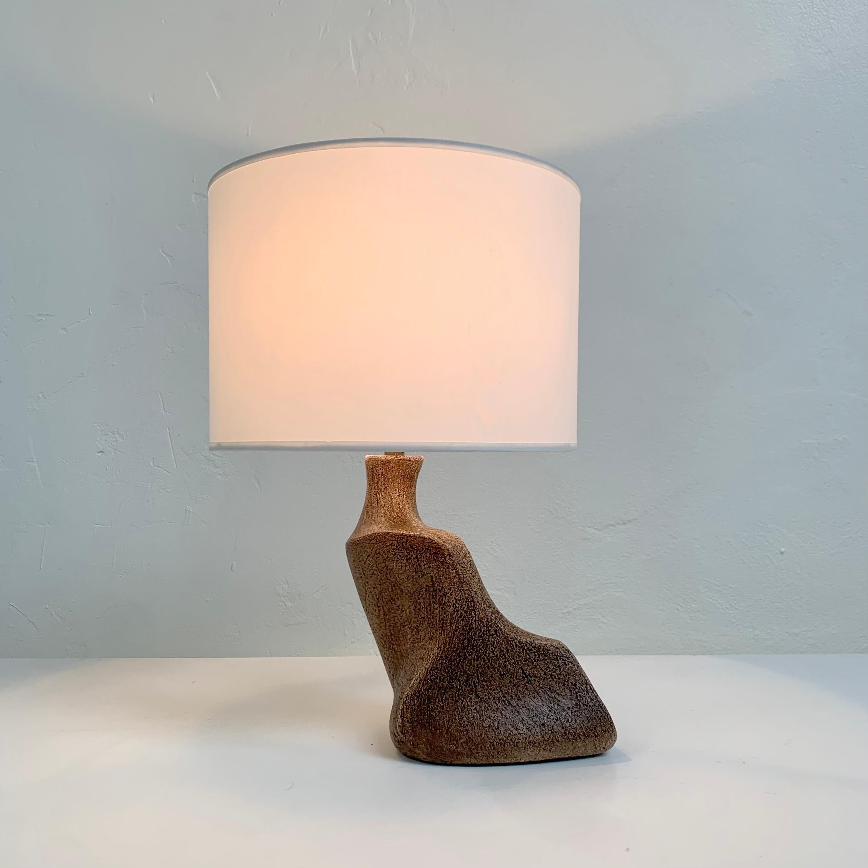 Dekorative Tischlampe in freier Form aus der Mitte des Jahrhunderts, um 1960, Frankreich.
Brauner emaillierter Sandstein, neuer Farbton.
Unterschrieben unter J.Philippe.
Neu verkabelt.
Abmessungen: 37 cm Gesamthöhe, 18 cm B, 16 cm T.
Alle Käufe sind