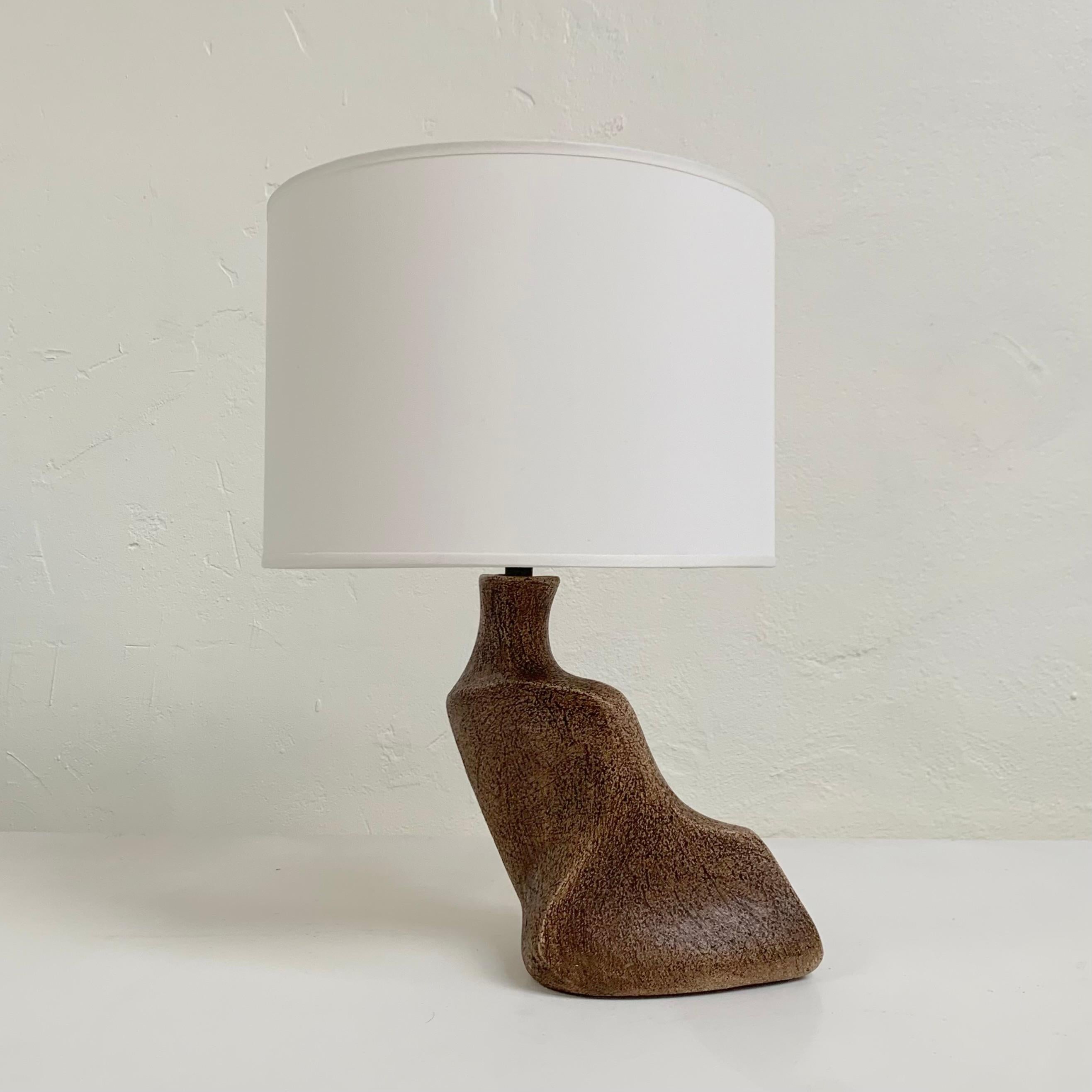 Keramik-Tischlampe in freier Form, um 1960, Frankreich. (Moderne der Mitte des Jahrhunderts) im Angebot