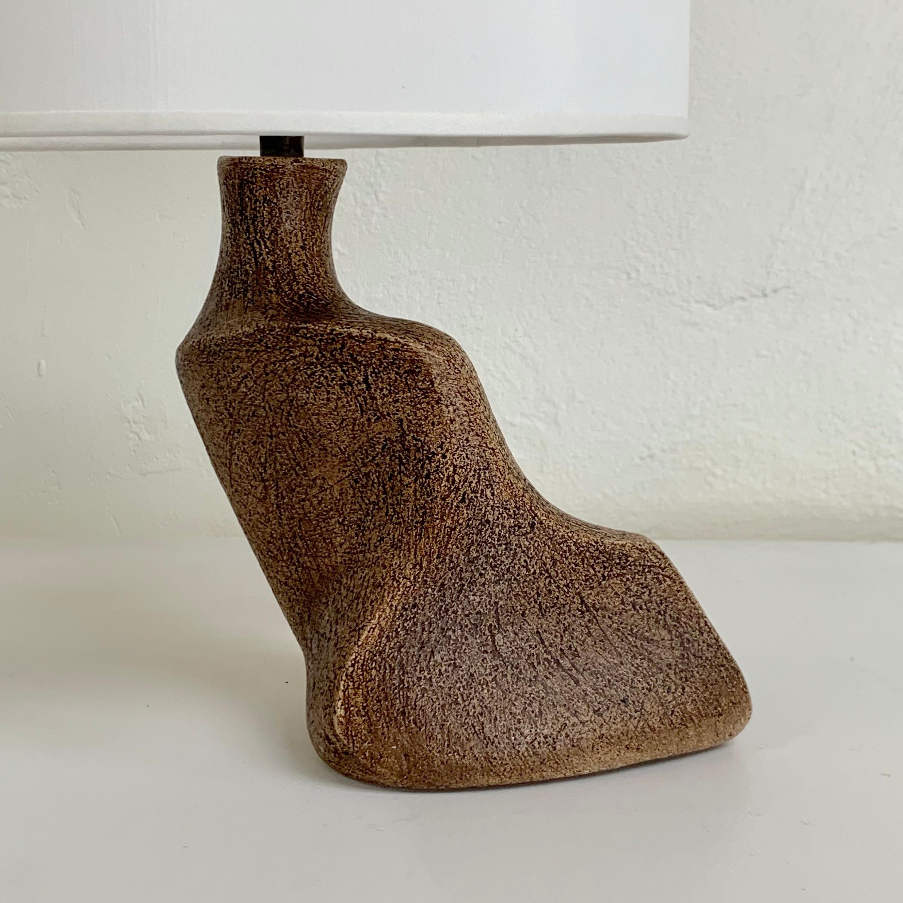 Keramik-Tischlampe in freier Form, um 1960, Frankreich. (Französisch) im Angebot