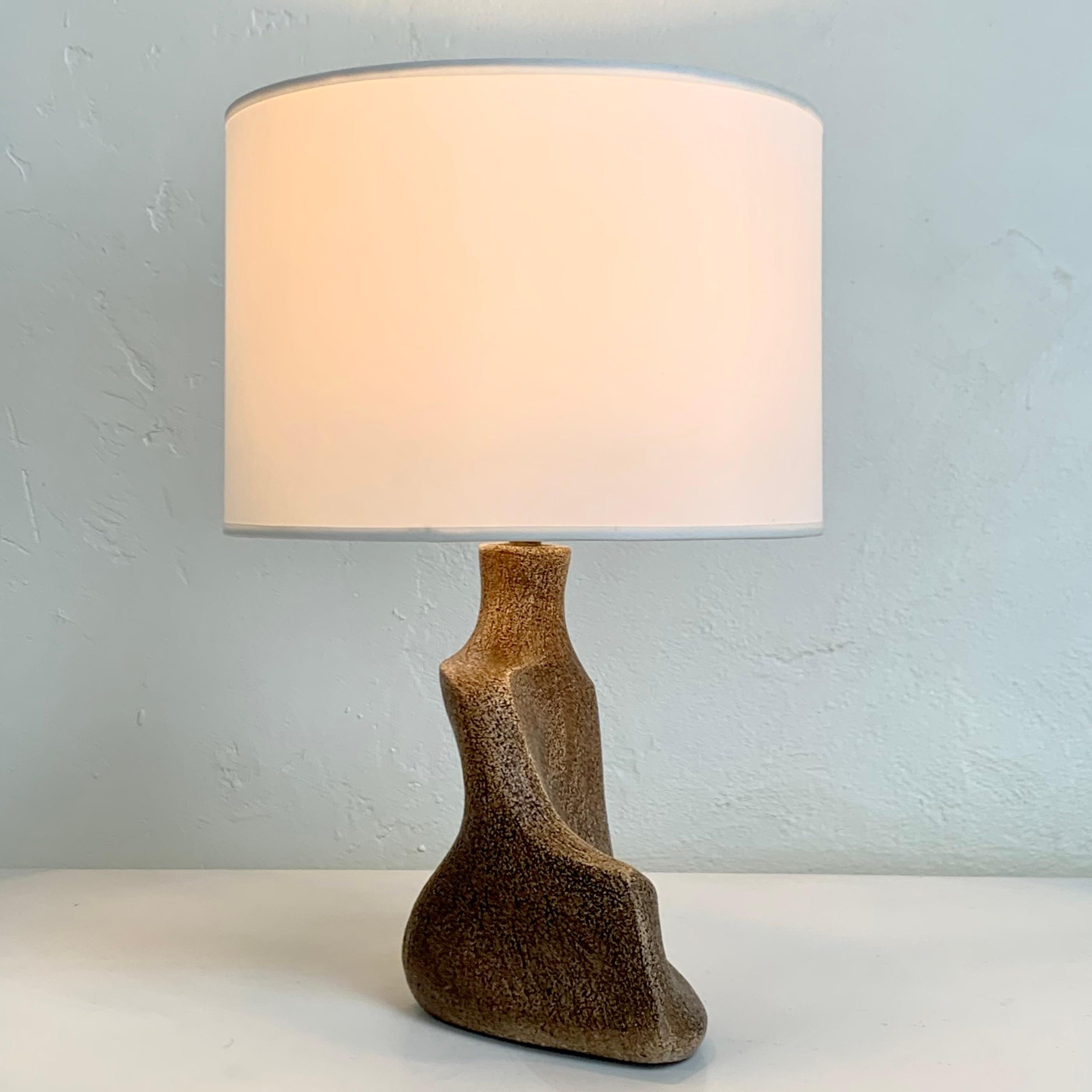 Keramik-Tischlampe in freier Form, um 1960, Frankreich. im Zustand „Gut“ im Angebot in Brussels, BE