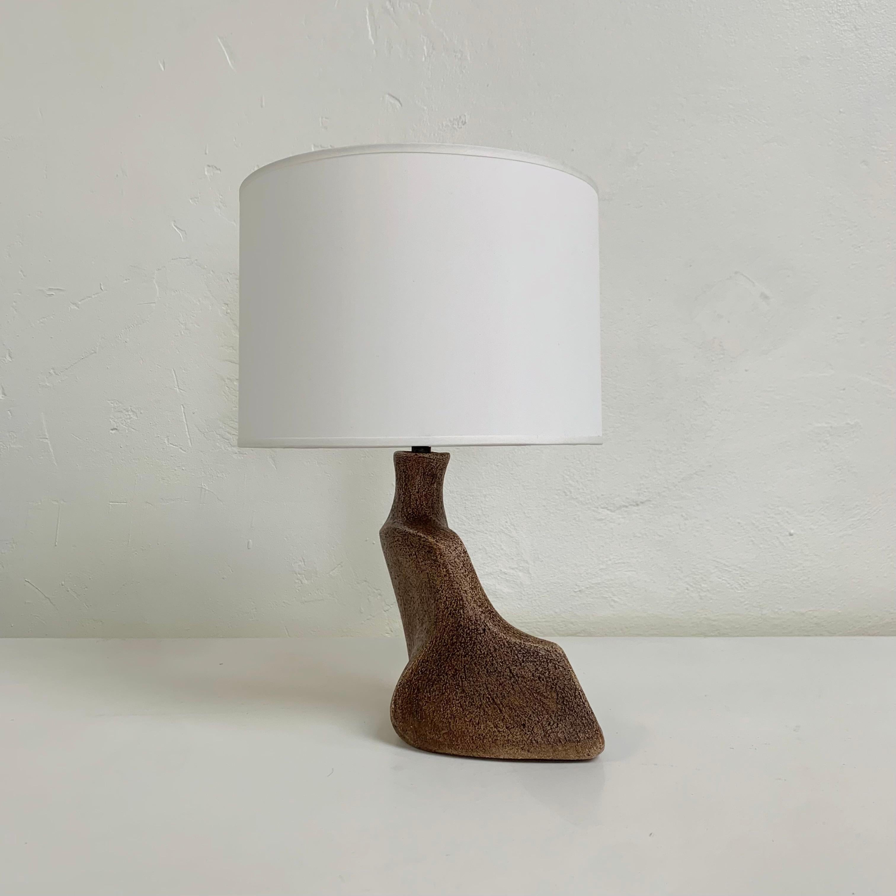 Keramik-Tischlampe in freier Form, um 1960, Frankreich. (Mitte des 20. Jahrhunderts) im Angebot