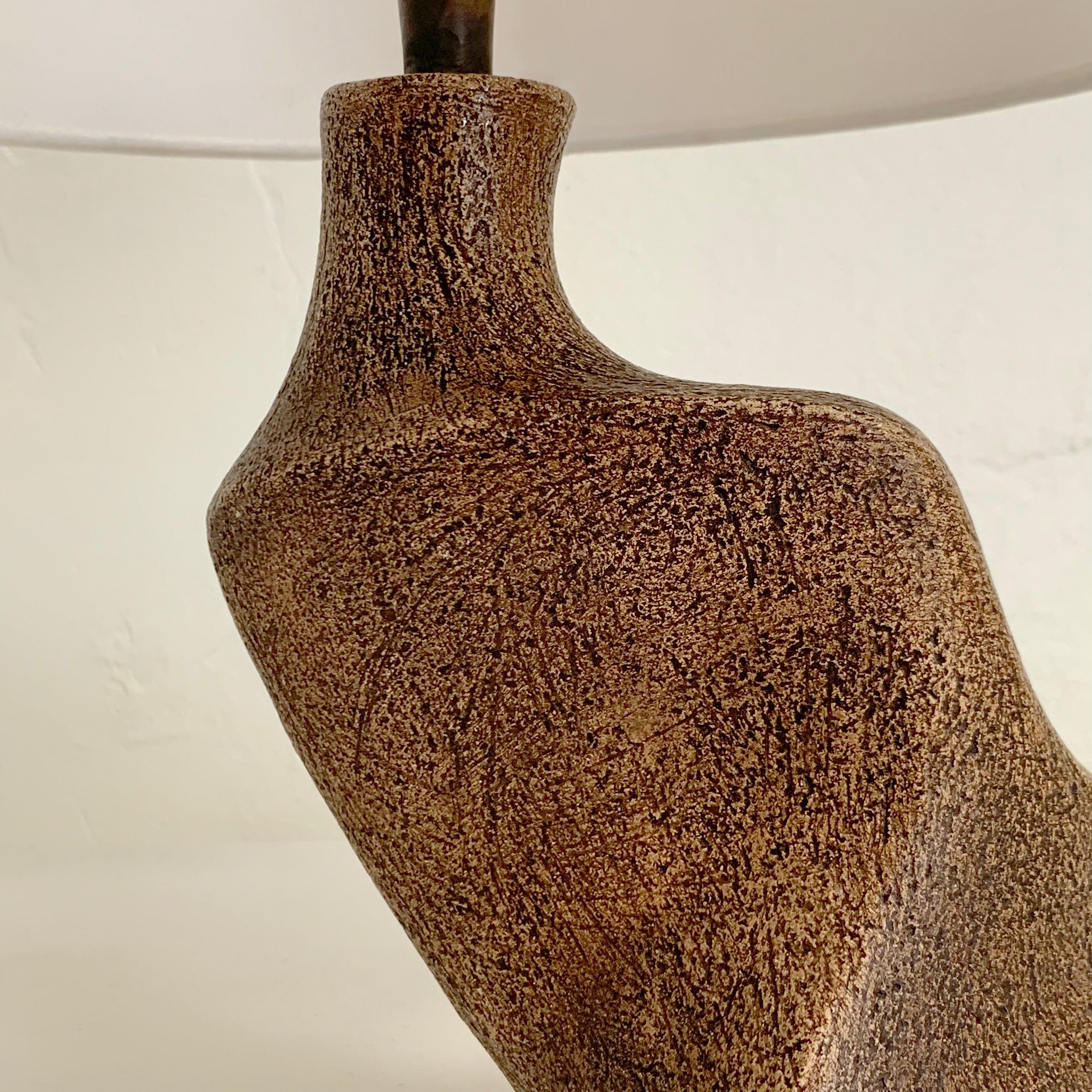 Keramik-Tischlampe in freier Form, um 1960, Frankreich. im Angebot 1