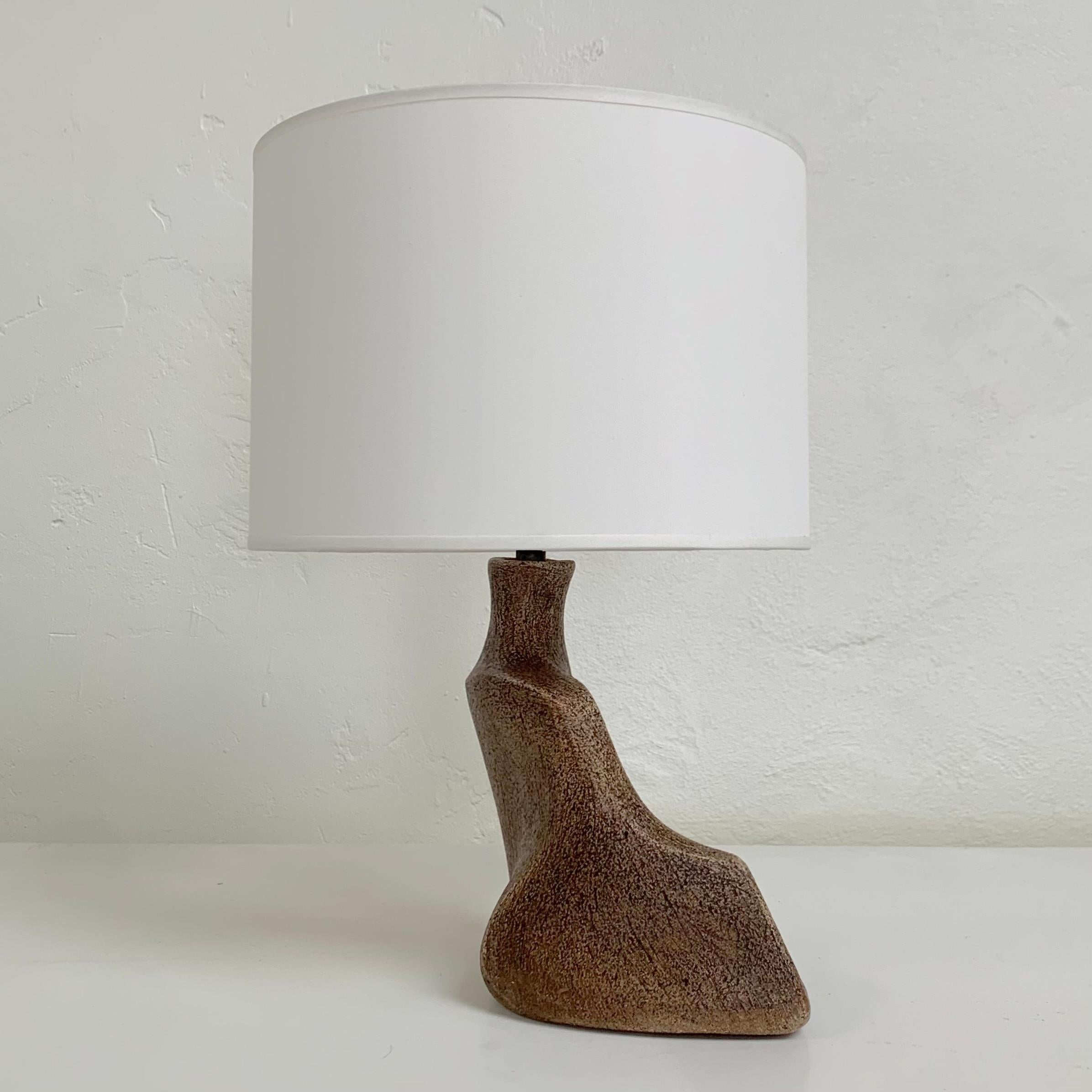 Keramik-Tischlampe in freier Form, um 1960, Frankreich. im Angebot 2