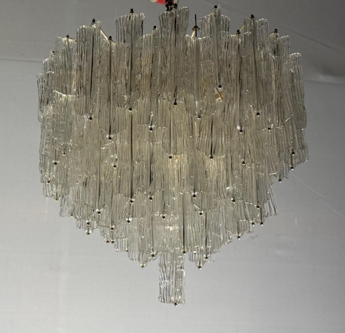 ‘free-form chandelier by Venini, designed in 1968 by Osvaldo Borsani In Good Condition For Sale In Honnelles, WHT