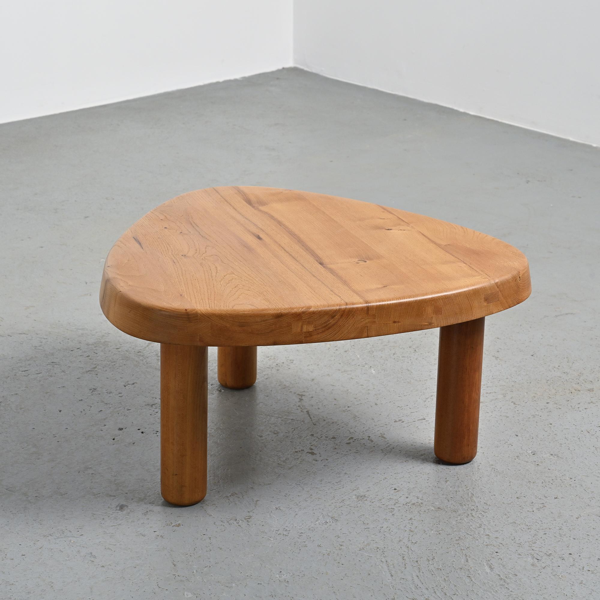 Tripod coffee table model T23 made by Pierre Chapo, circa 1960

This table is distinguished by its thick triangular top with rounded corners and its slightly angled apron, resting on three cylindrical legs of solid elm. The mortise and tenon joinery