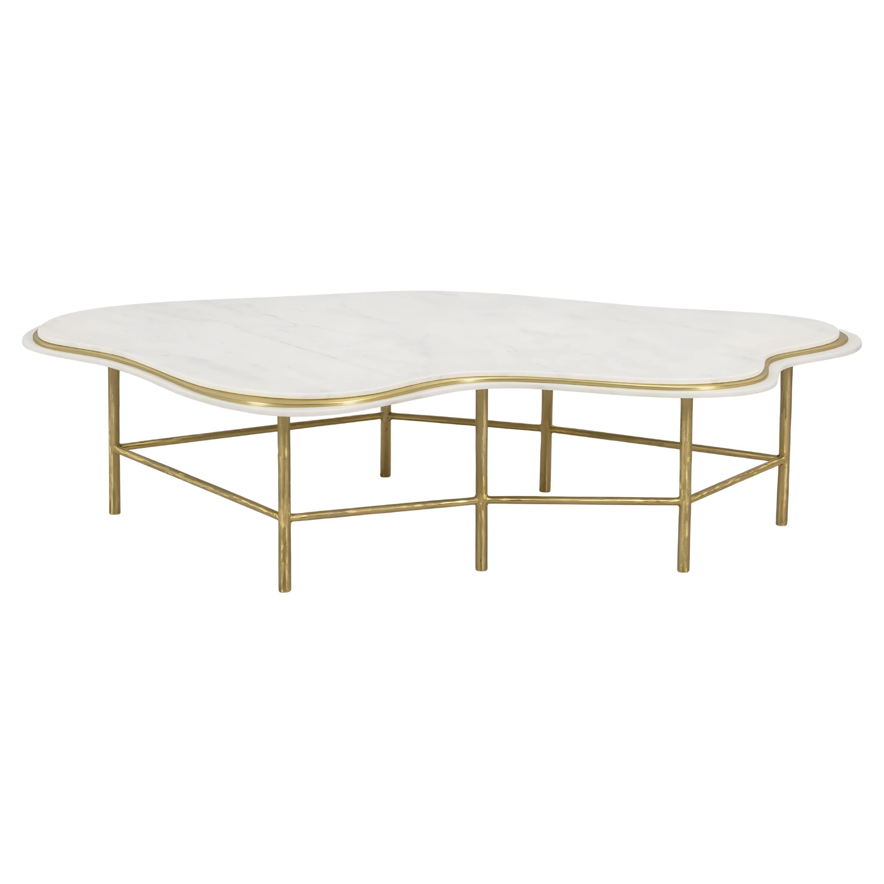 Cette table basse exceptionnelle se définit par une combinaison d'éléments à la fois épurés et distinctifs. Son élégance raffinée provient de l'architecture réfléchie de sa base en laiton et d'un plateau unique à trois couches. Ce plateau de table