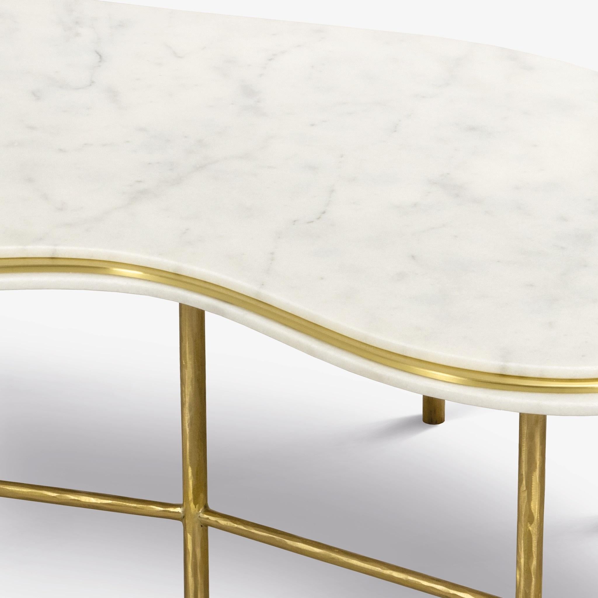 Moderne Table basse Free Form avec 3 plateaux superposés en marbre Estremoz et laiton By JLC en vente