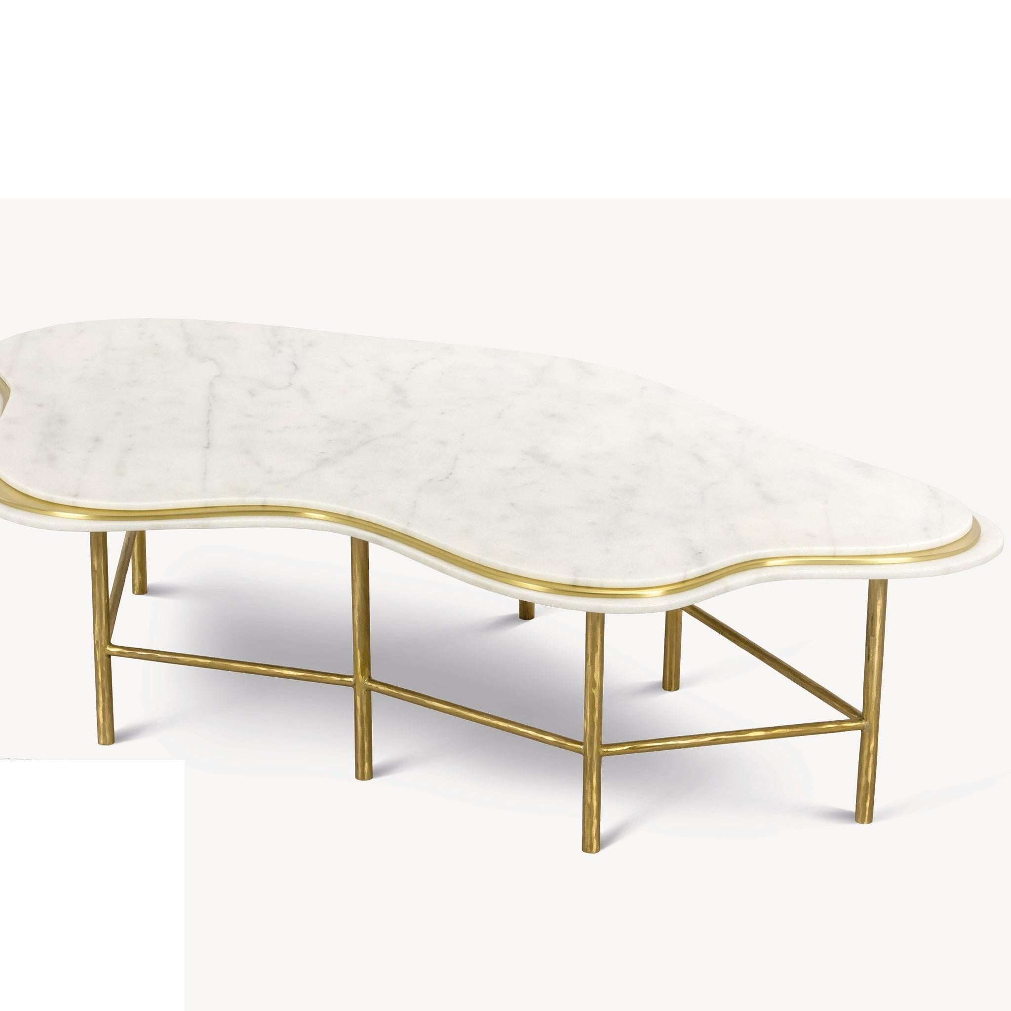 Fait main Table basse Free Form avec 3 plateaux superposés en marbre Estremoz et laiton By JLC en vente