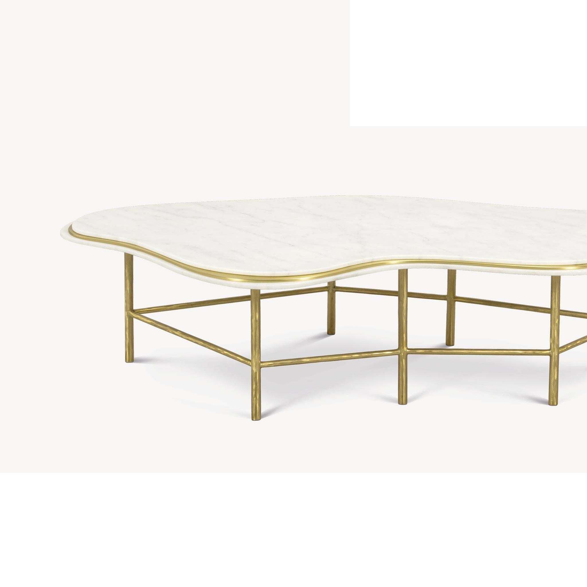 Table basse Free Form avec 3 plateaux superposés en marbre Estremoz et laiton By JLC Neuf - En vente à NEW YORK, NY