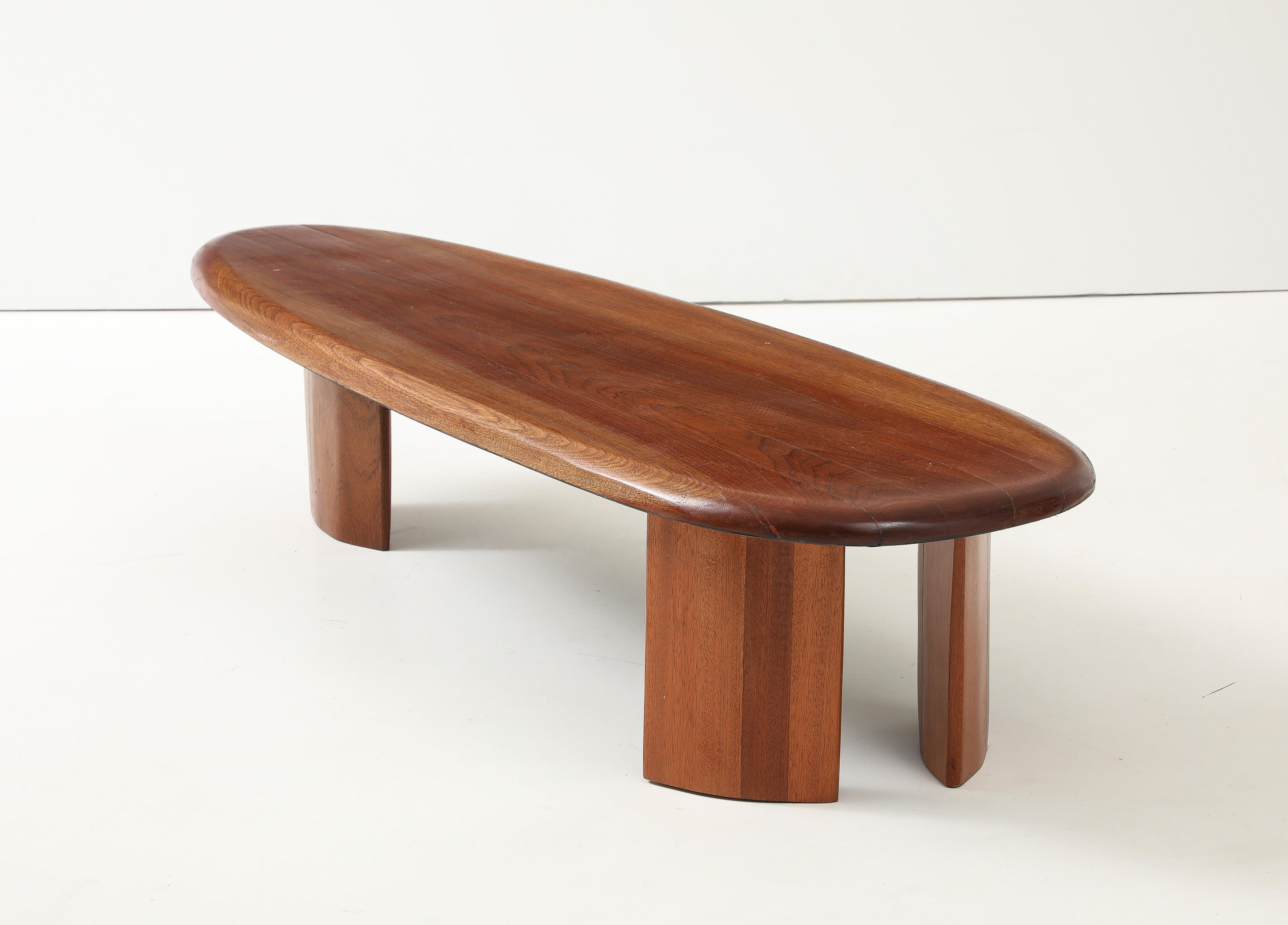 Mesa de centro de forma libre de madera maciza natural, estilo francés de los años 50 en venta 5