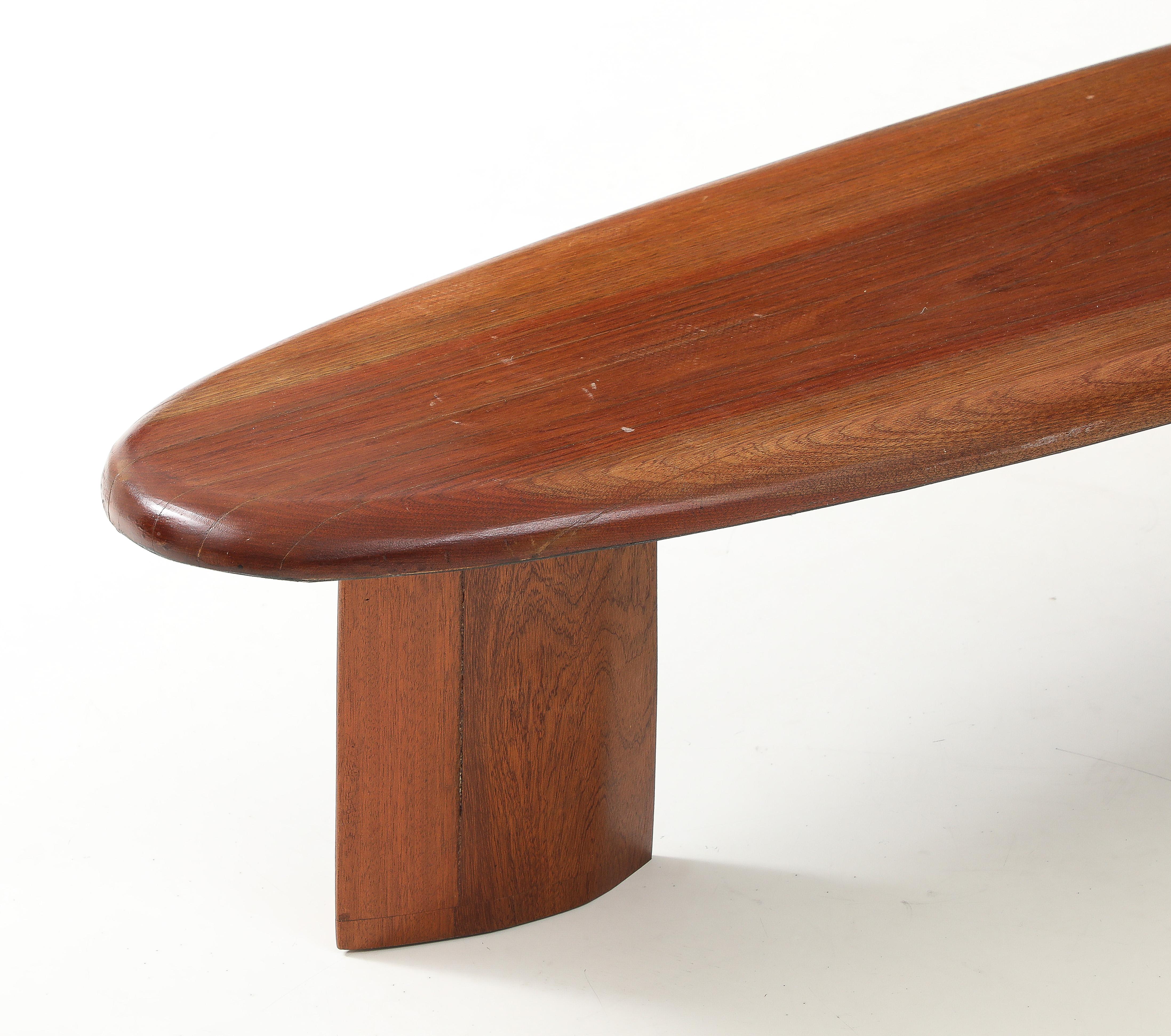 Mesa de centro de forma libre de madera maciza natural, estilo francés de los años 50 Hecho a mano en venta