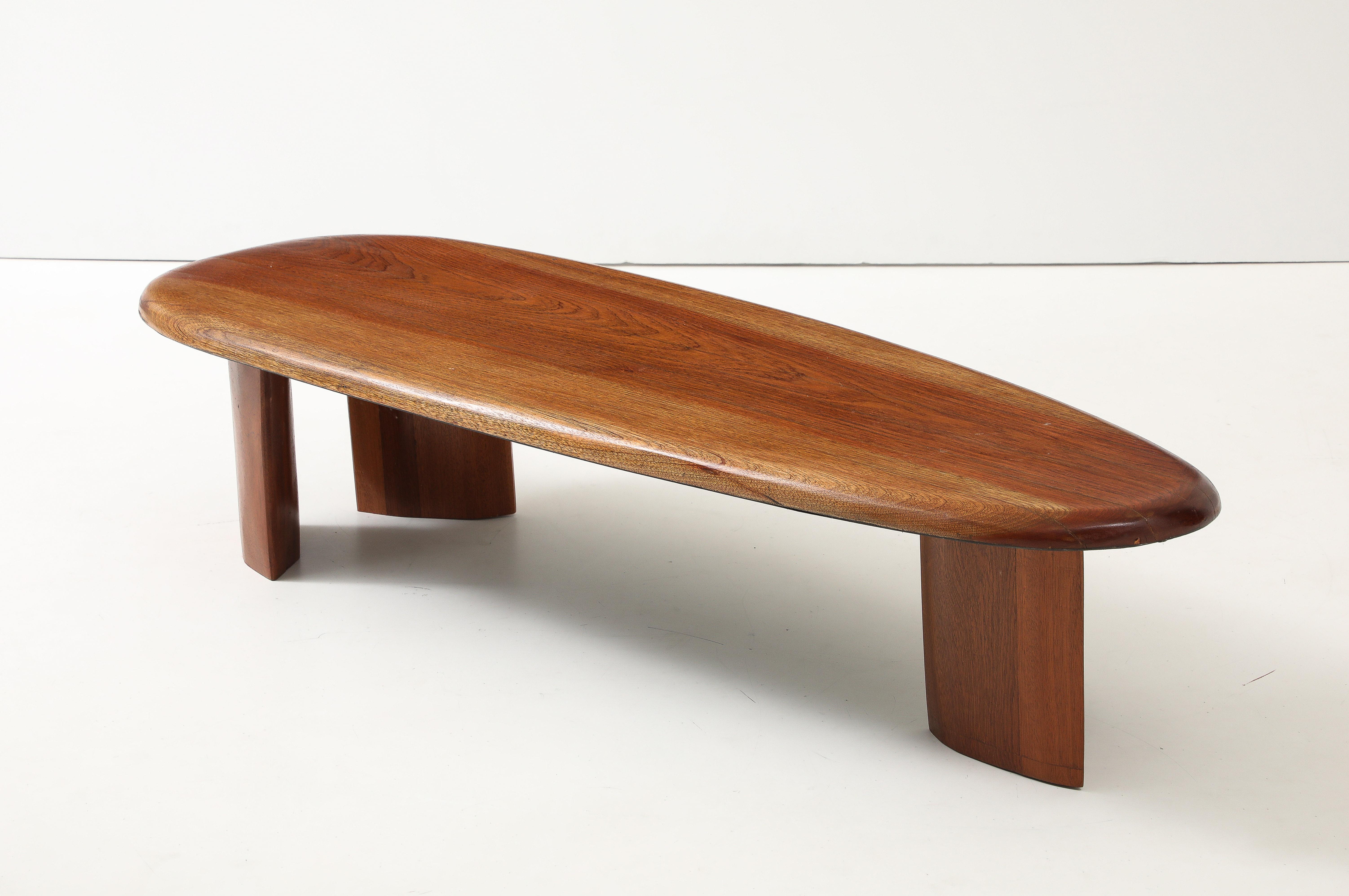 Mesa de centro de forma libre de madera maciza natural, estilo francés de los años 50 Roble en venta