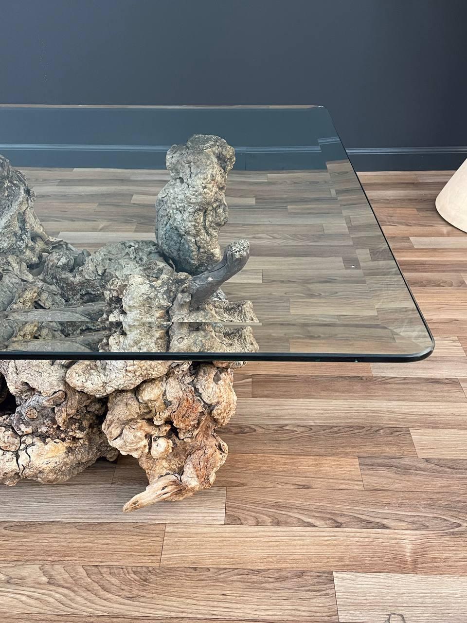 Milieu du XXe siècle Table d'appoint en bois flotté de forme libre avec plateau en verre en vente