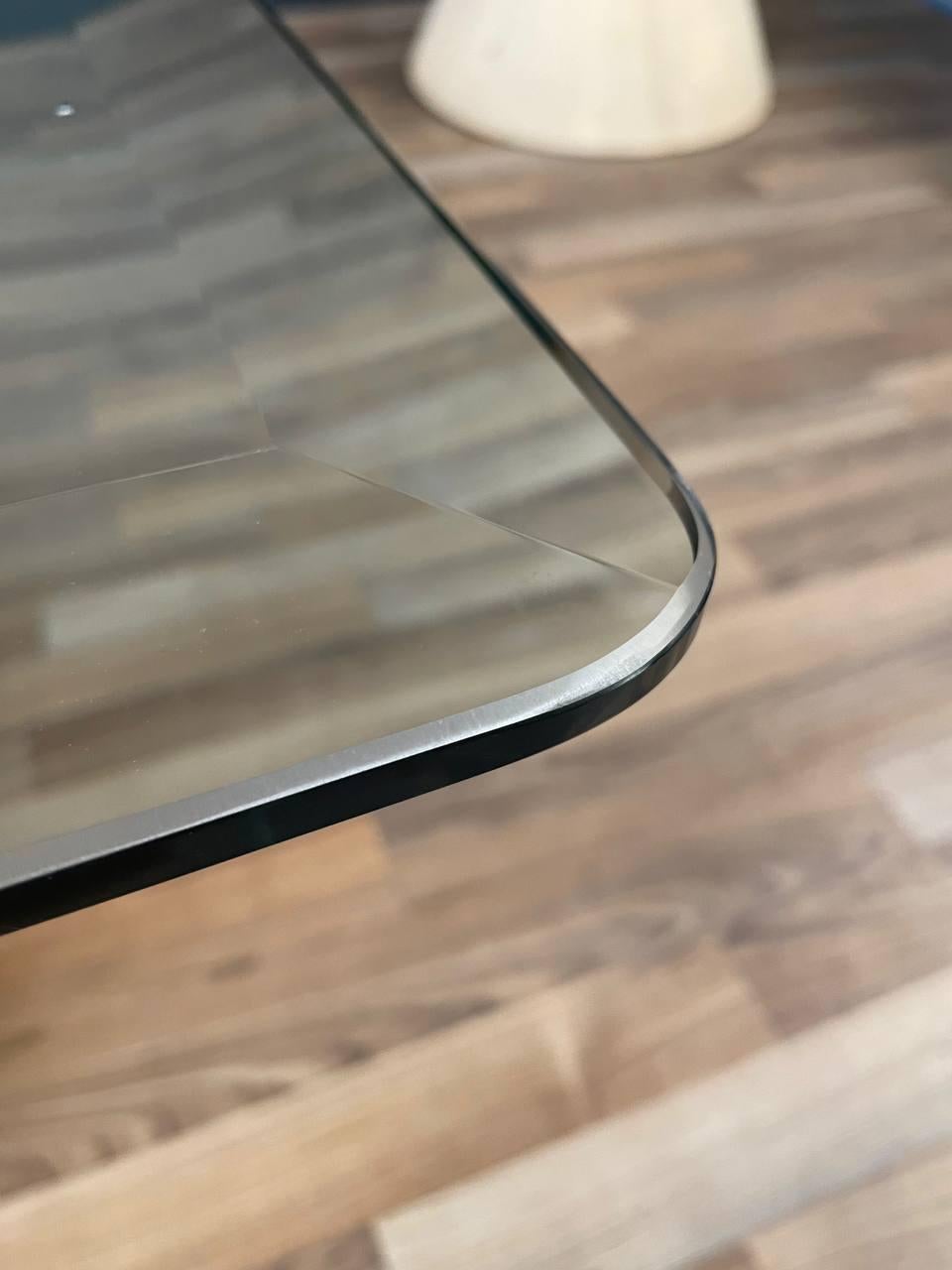 Table d'appoint en bois flotté de forme libre avec plateau en verre en vente 2