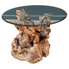 Table d'appoint en bois flotté de forme libre avec plateau en verre