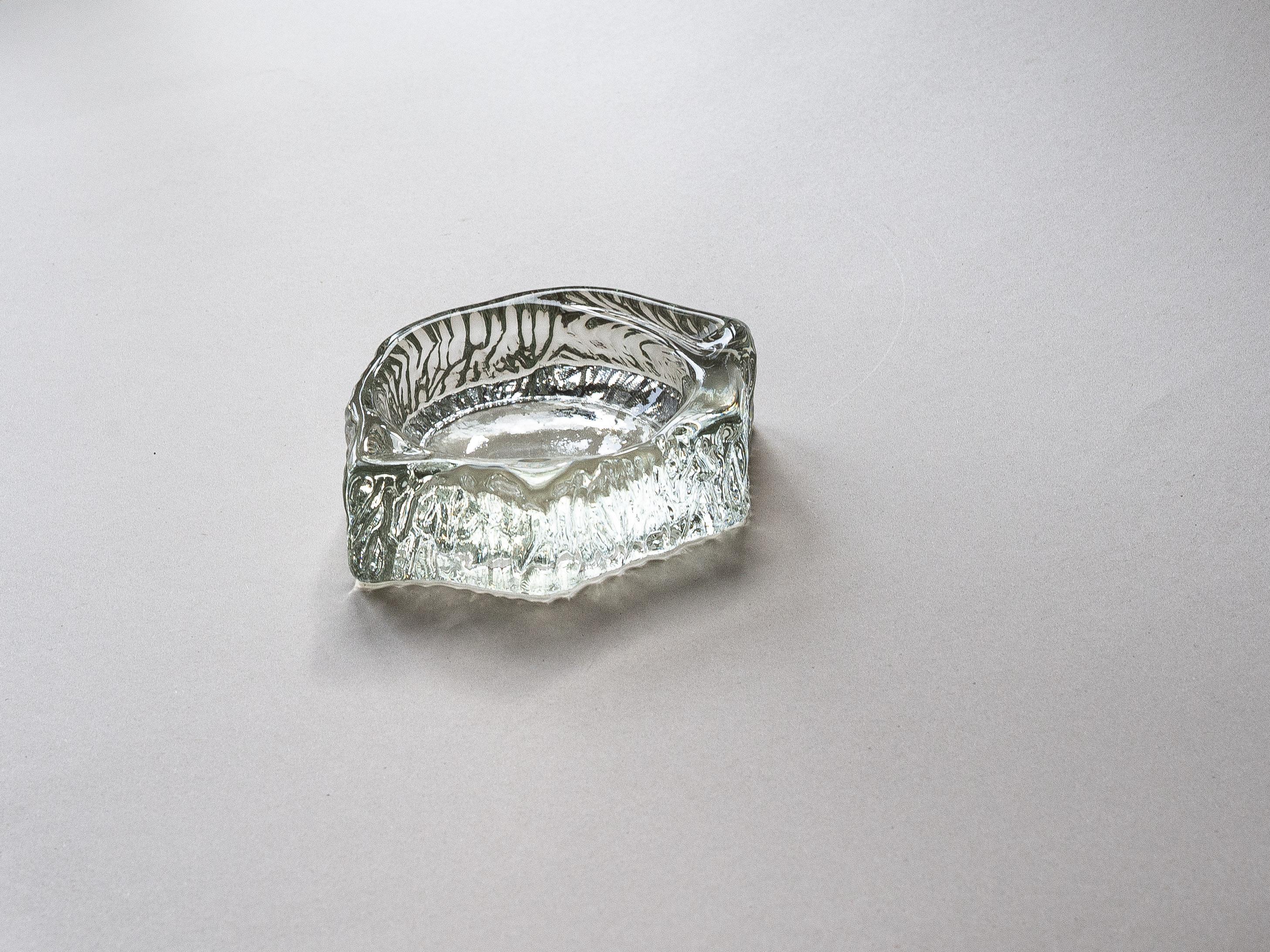 Piatto portagioie in vetro a forma libera, di Tapio Wirkkala per Littala, anni '70

Questo gingillo decorativo dalle forme libere è stato progettato dal designer finlandese Tapio Wirkkala per Littala Editions.

Interamente in vetro e di ottima