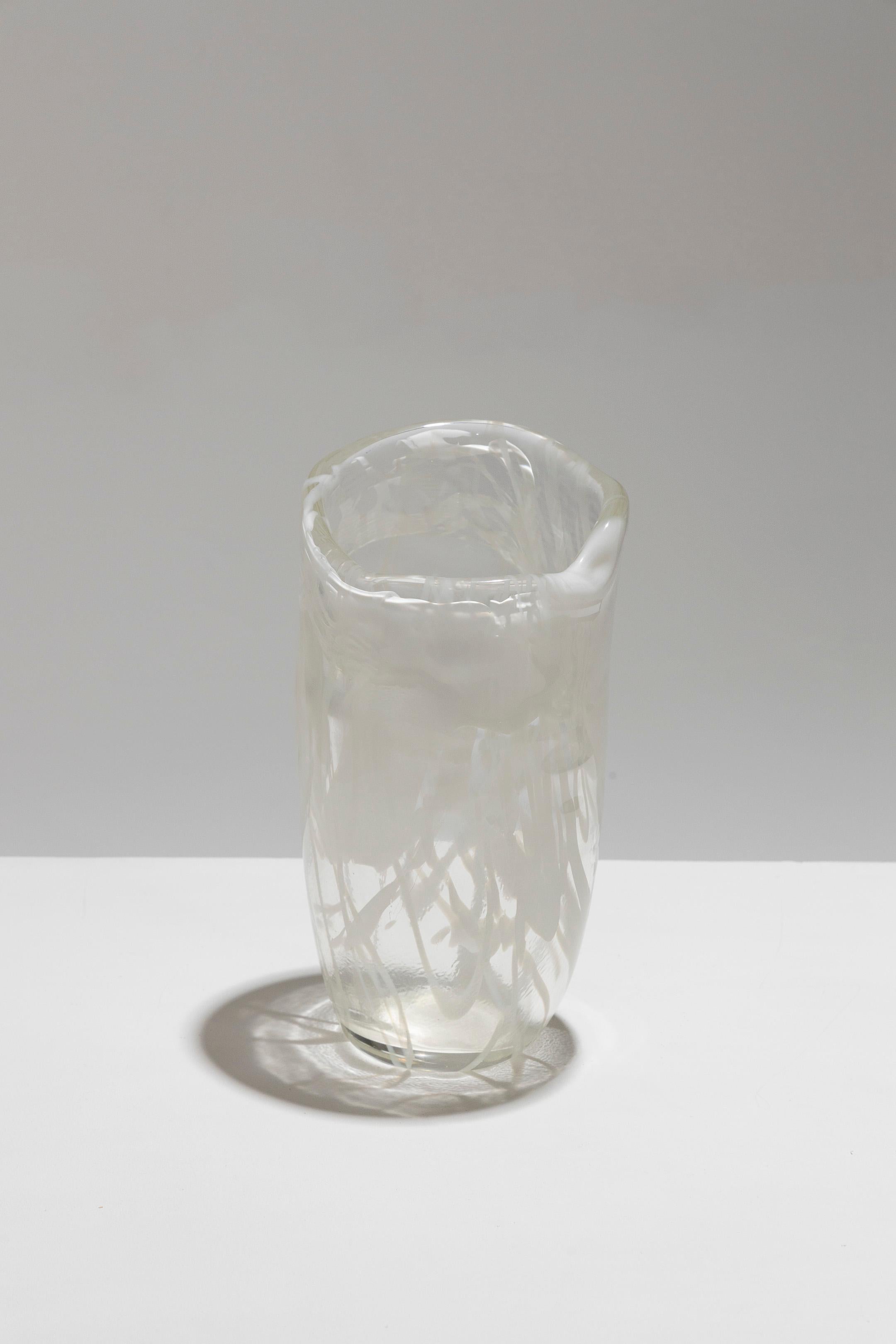 Vaso di vetro Lattimo a forma libera con collo largo, anni '60. Decorato con striature bianche multistrato disposte a gocce sottili su entrambi i lati del pezzo. La sua forma irregolare e libera è evidenziata da ondulazioni asimmetriche. Ottime