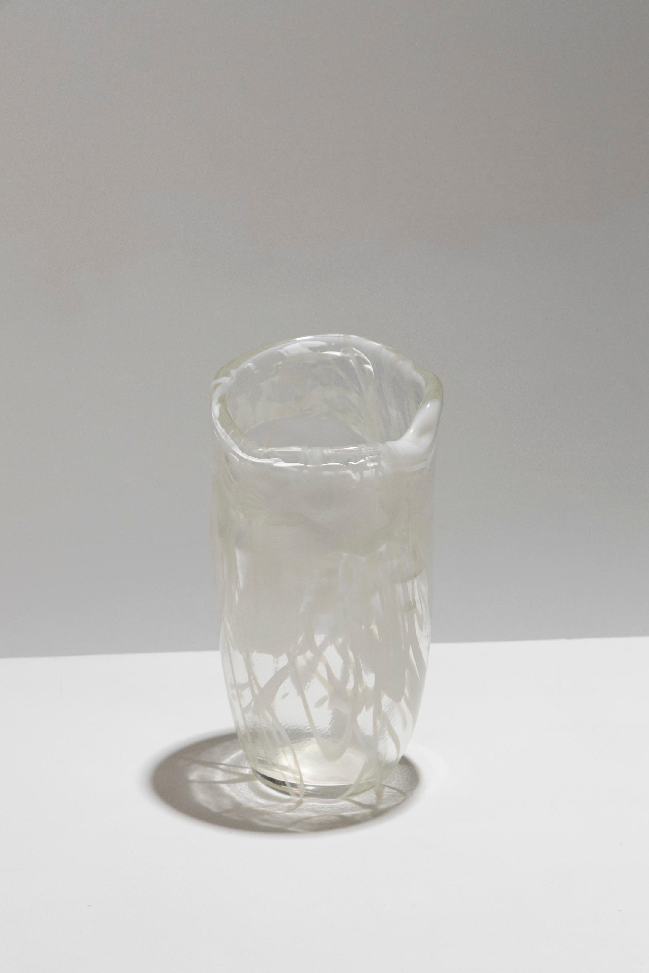 Mid-Century moderno Vaso di vetro Lattimo a forma libera, anni '60