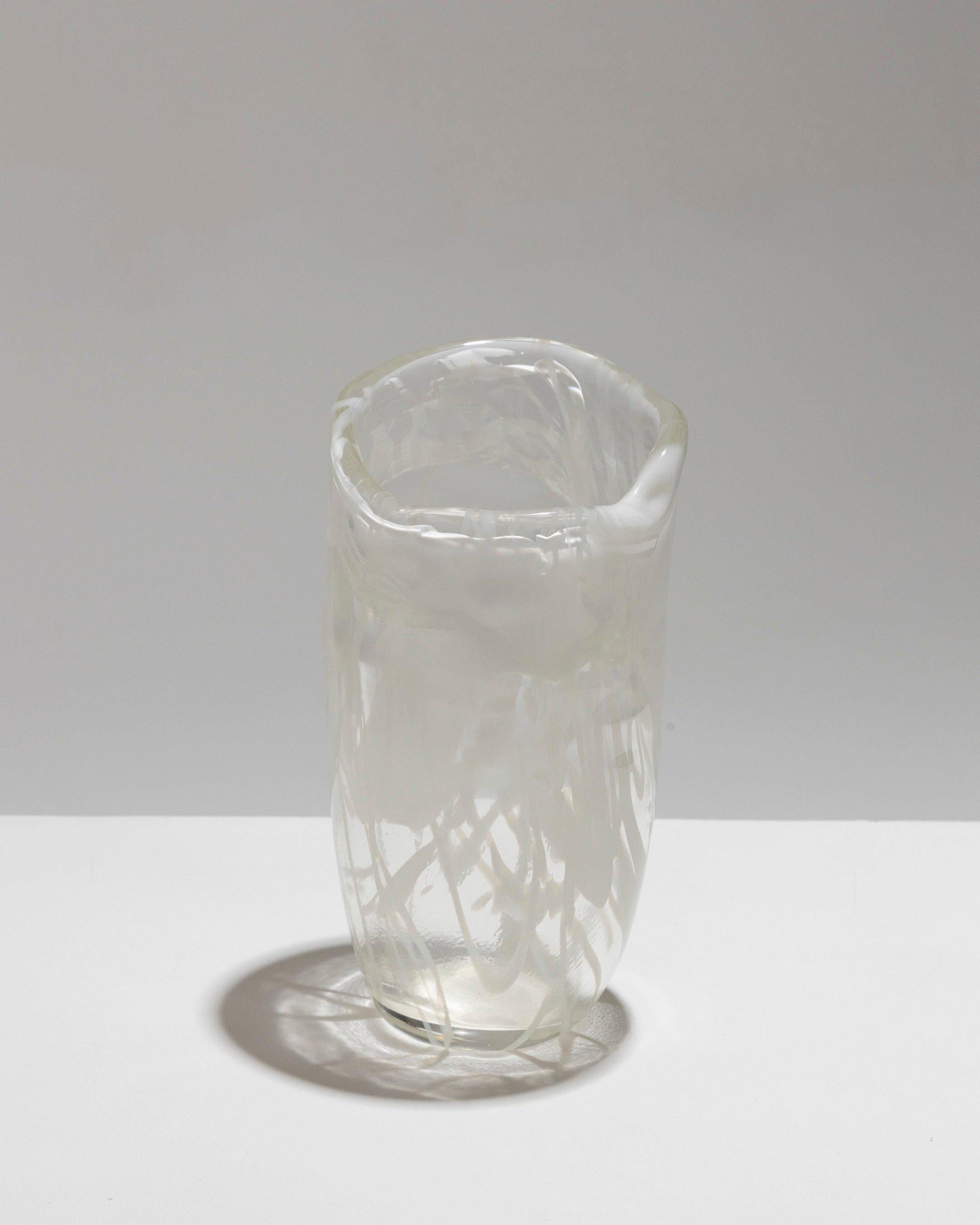 Mid-Century Modern Vase en verre Lattimo de forme libre, années 1960 en vente
