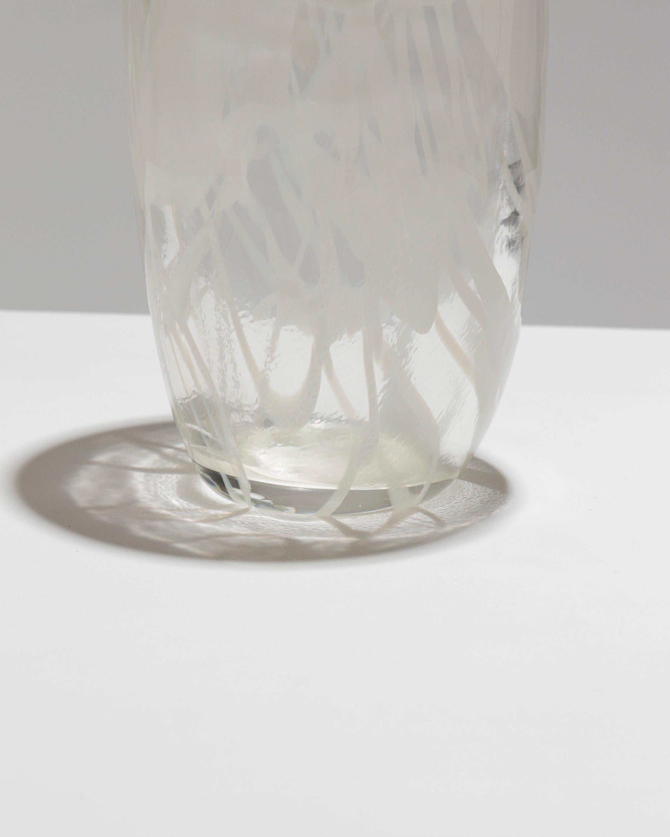 Vase en verre Lattimo de forme libre, années 1960 Bon état - En vente à PARIS, FR