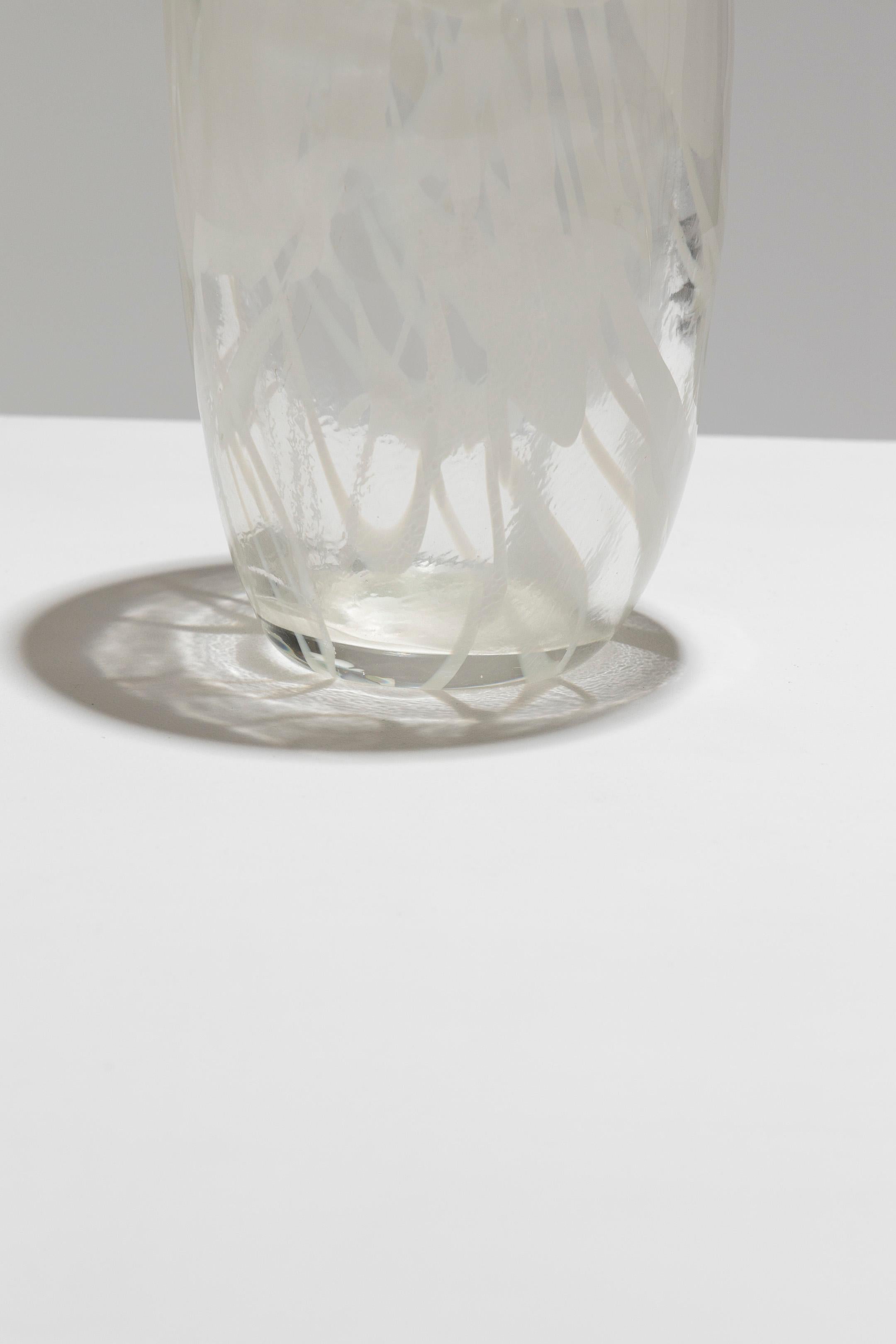 XX secolo Vaso di vetro Lattimo a forma libera, anni '60