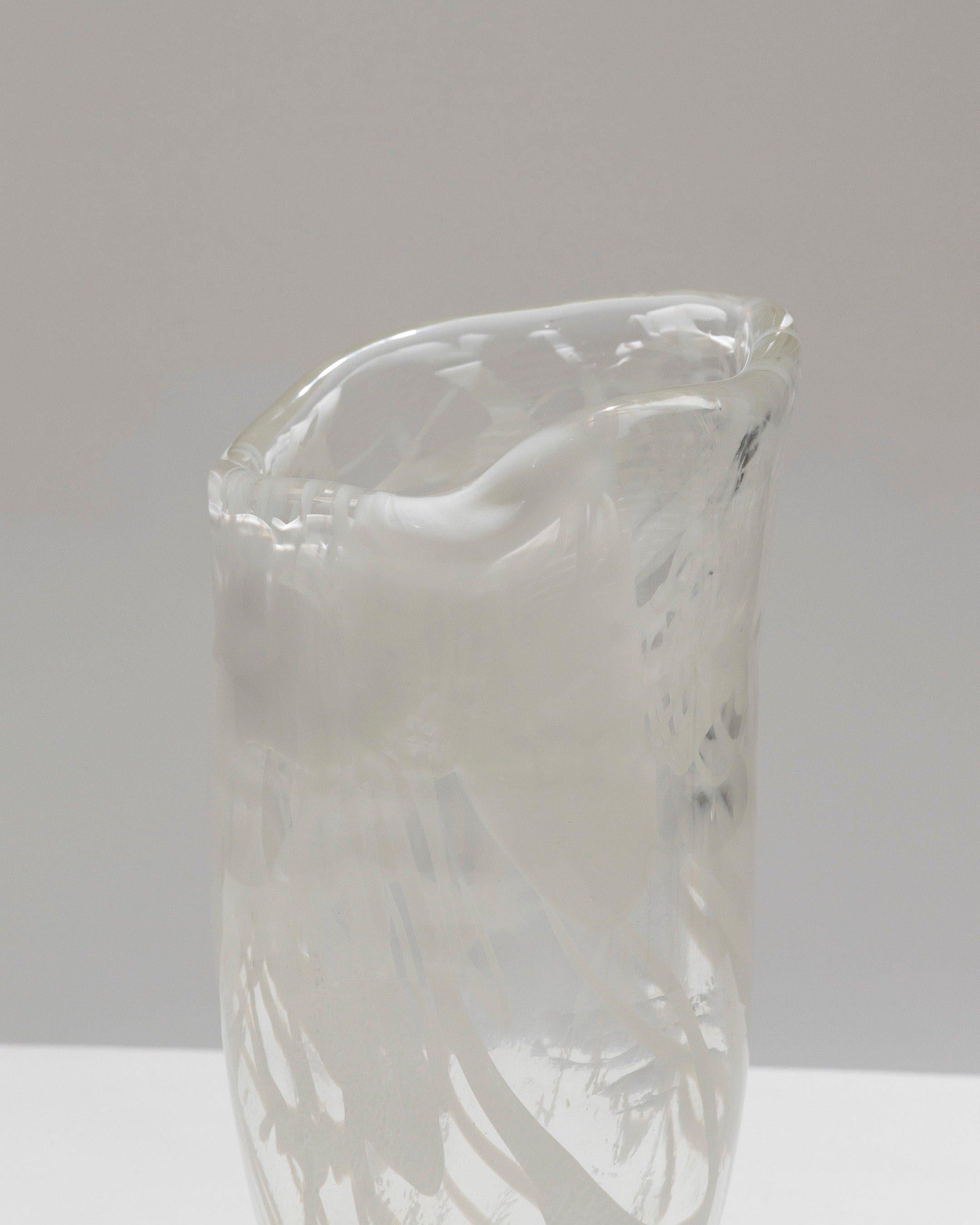 20ième siècle Vase en verre Lattimo de forme libre, années 1960 en vente