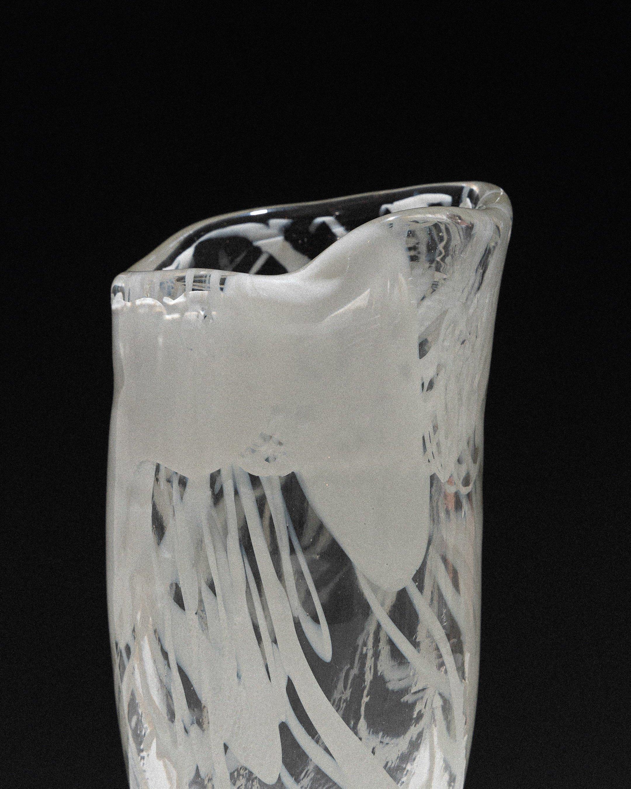 Verre Vase en verre Lattimo de forme libre, années 1960 en vente