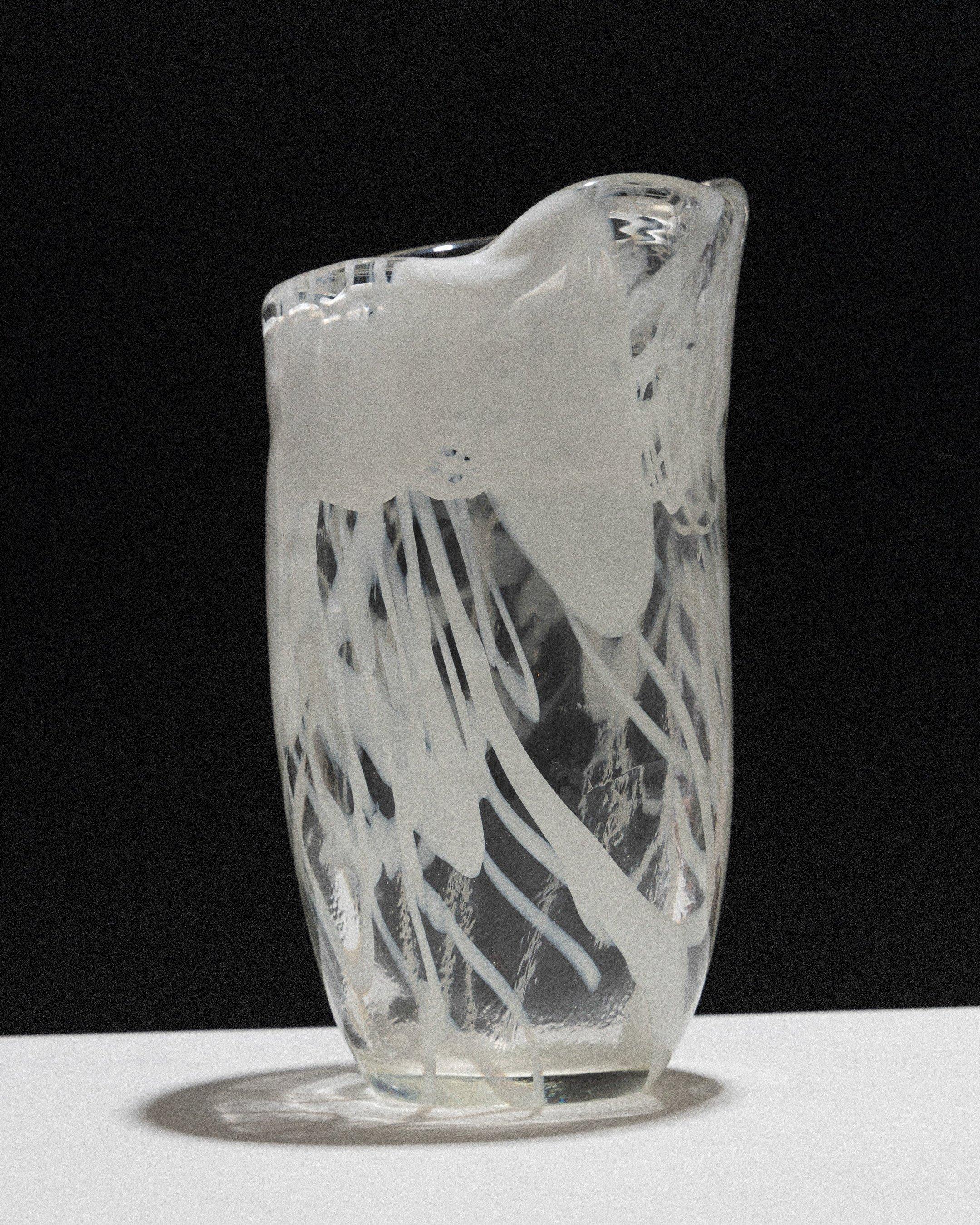 Vase en verre Lattimo de forme libre, années 1960 en vente 1