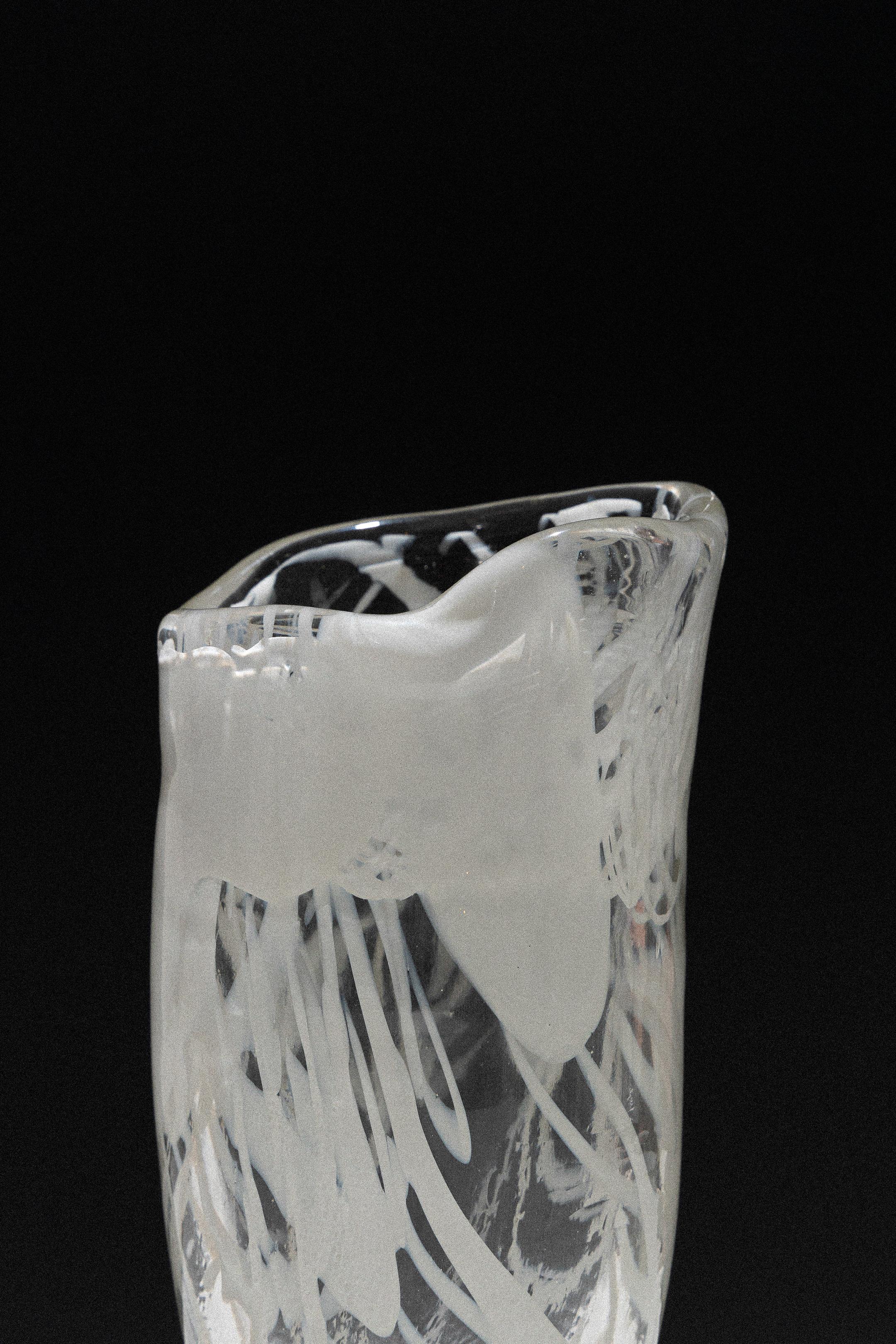 Vaso di vetro Lattimo a forma libera, anni '60 2